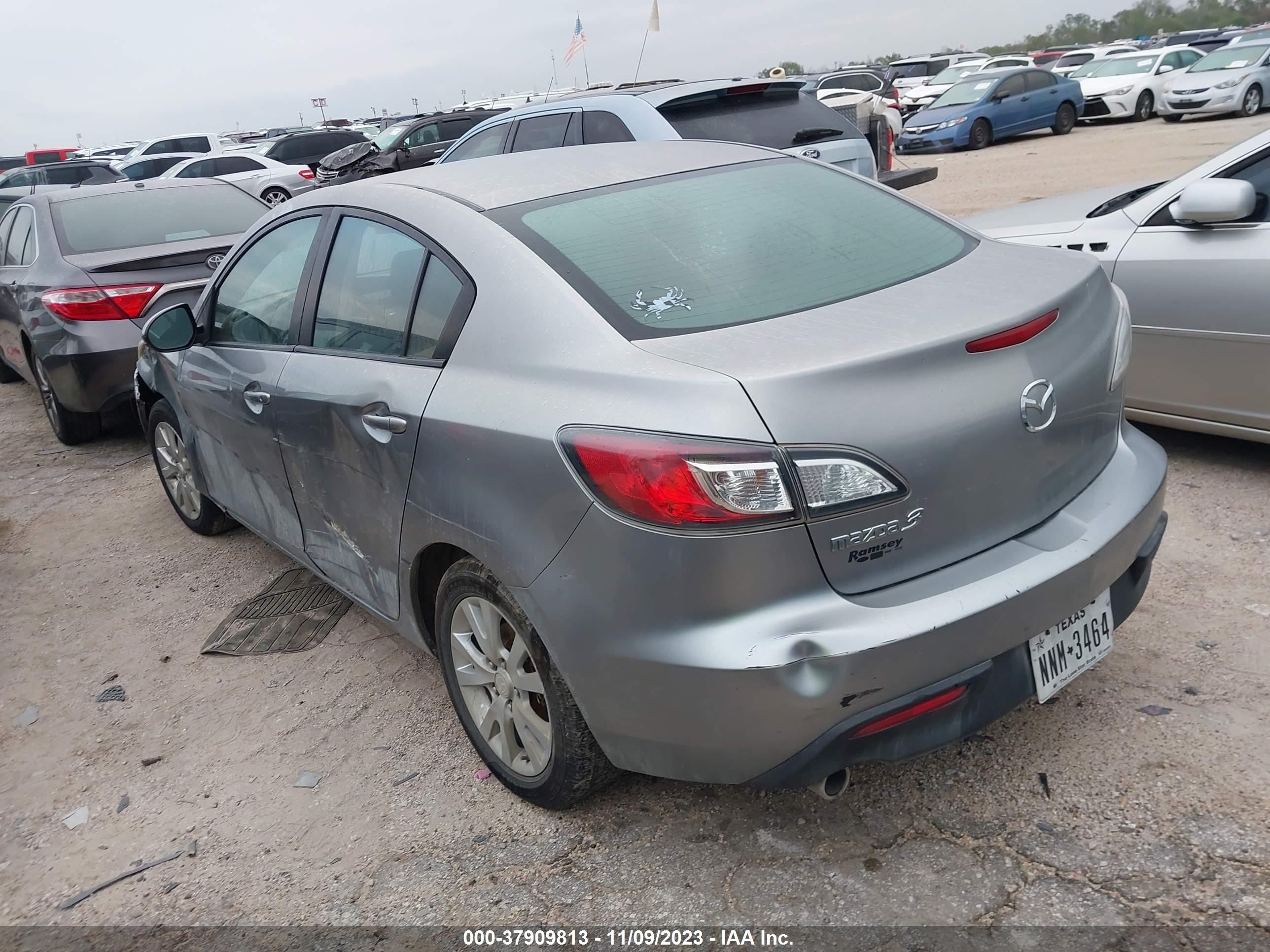 Photo 2 VIN: 1HGCP26399A064696 - MAZDA 3 