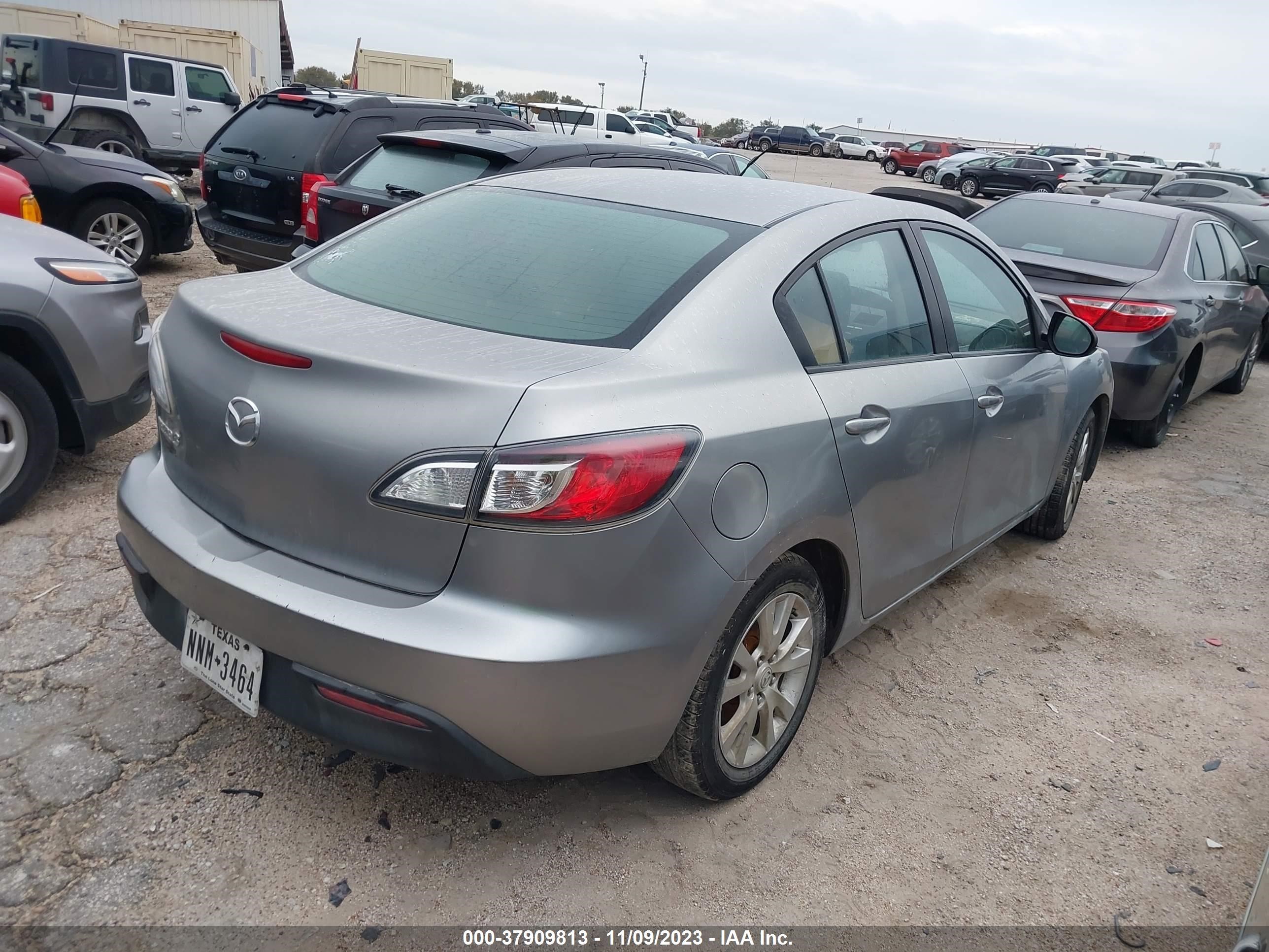 Photo 3 VIN: 1HGCP26399A064696 - MAZDA 3 