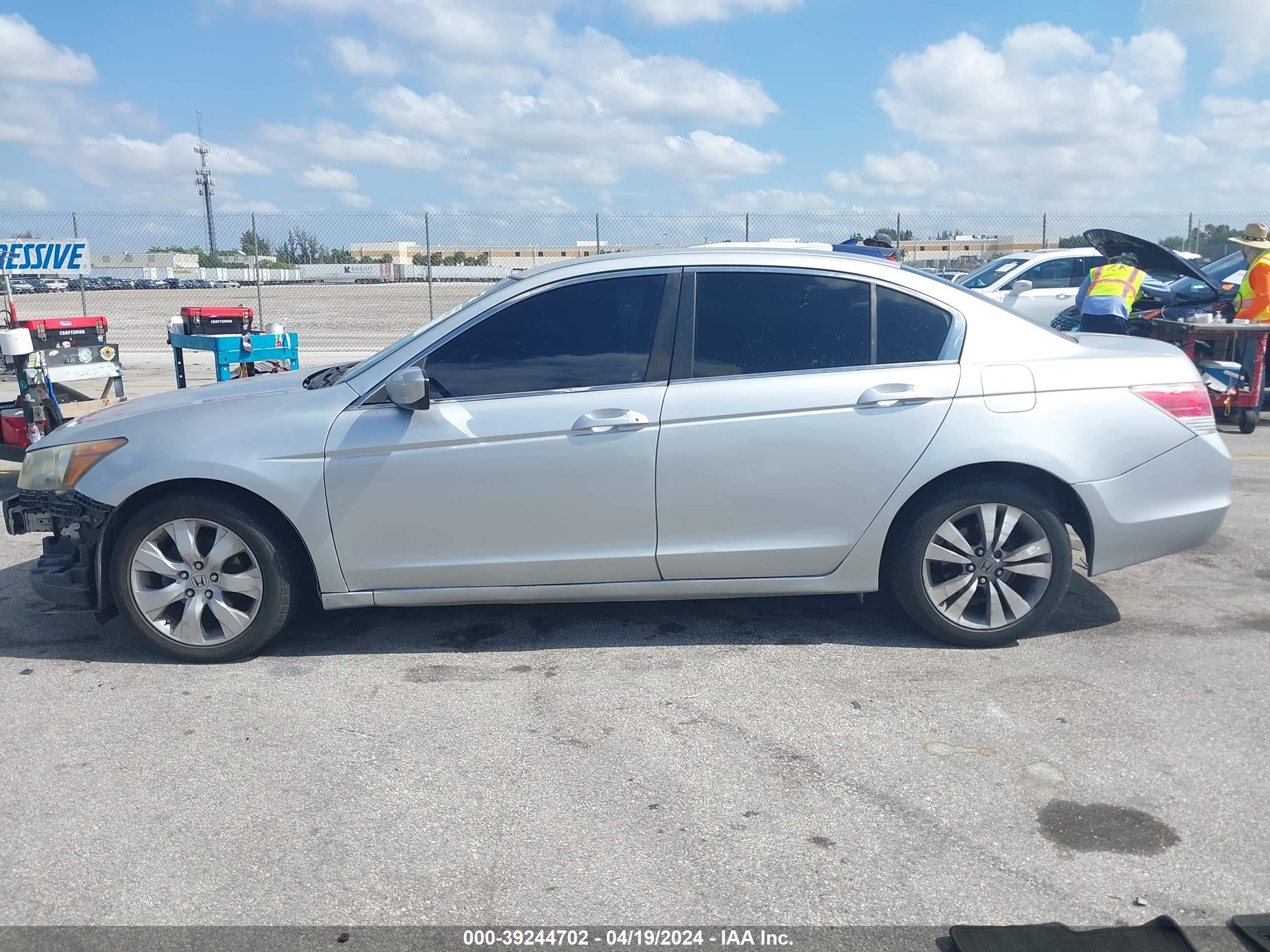 Photo 13 VIN: 1HGCP26399A142636 - HONDA ACCORD 