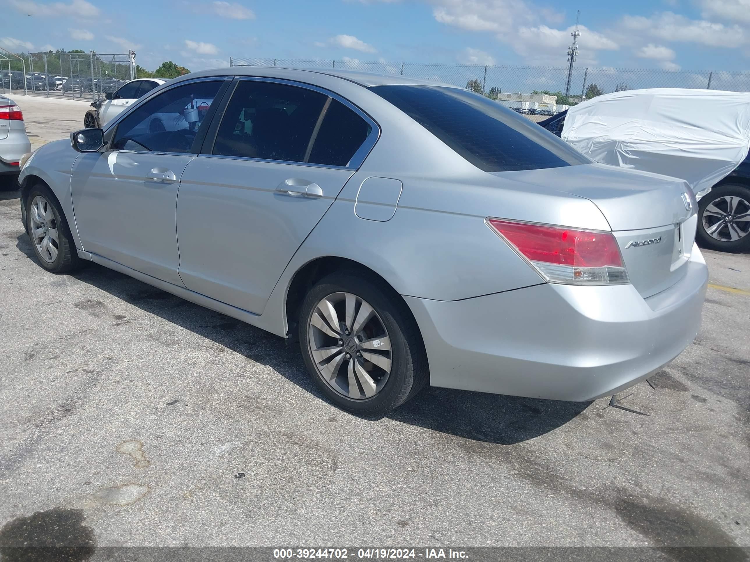 Photo 2 VIN: 1HGCP26399A142636 - HONDA ACCORD 