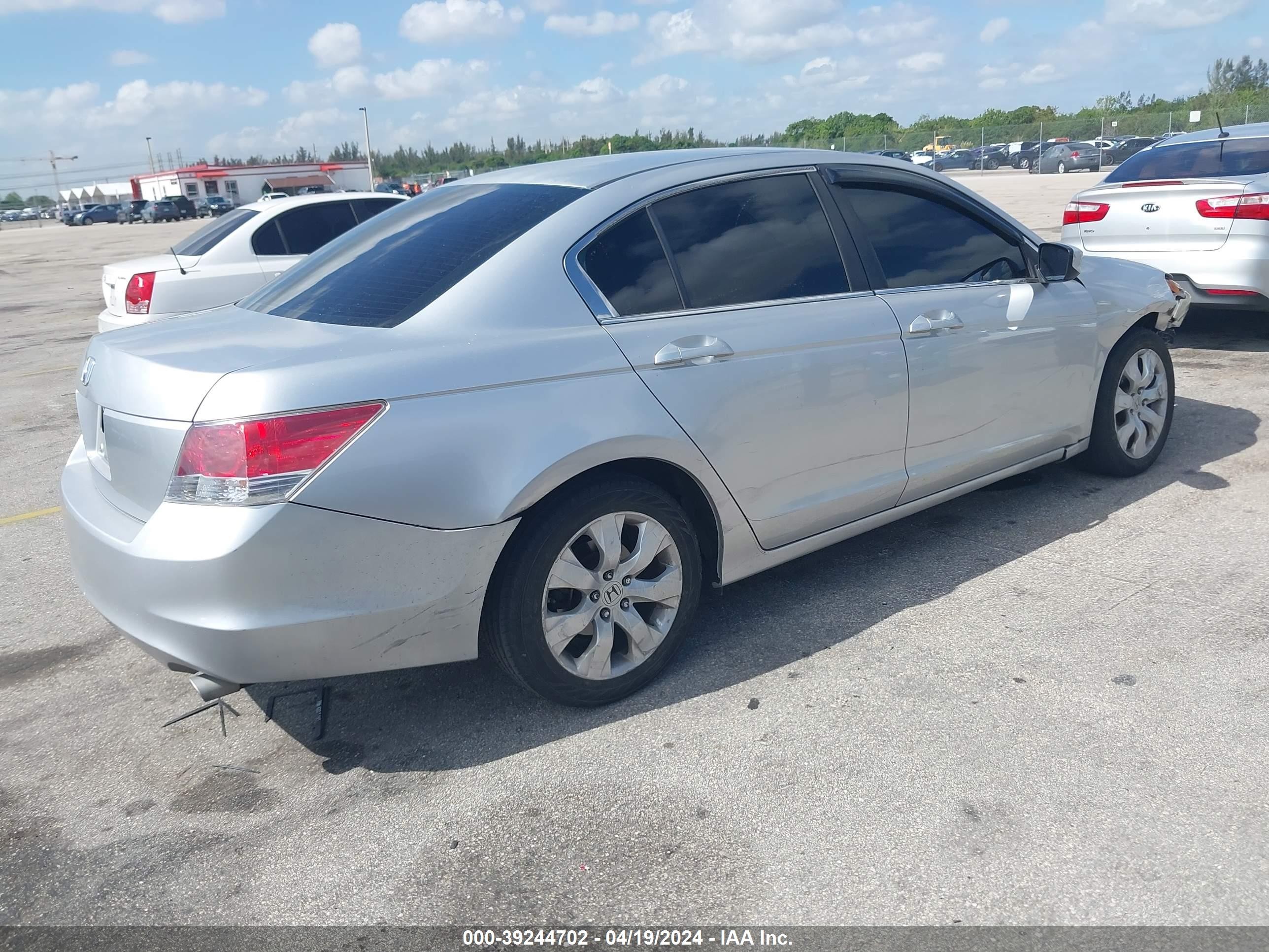 Photo 3 VIN: 1HGCP26399A142636 - HONDA ACCORD 