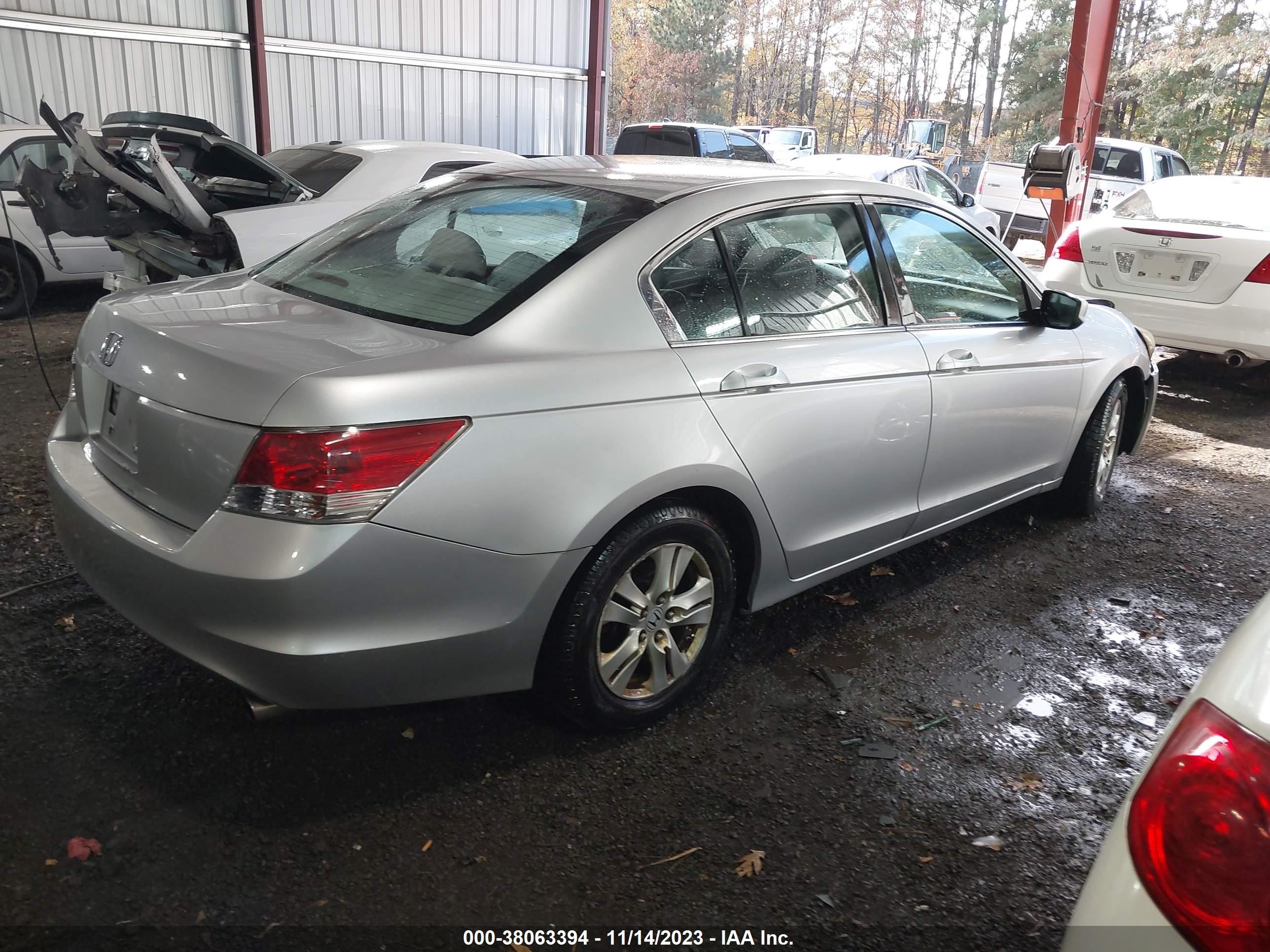 Photo 3 VIN: 1HGCP26428A133915 - HONDA ACCORD 