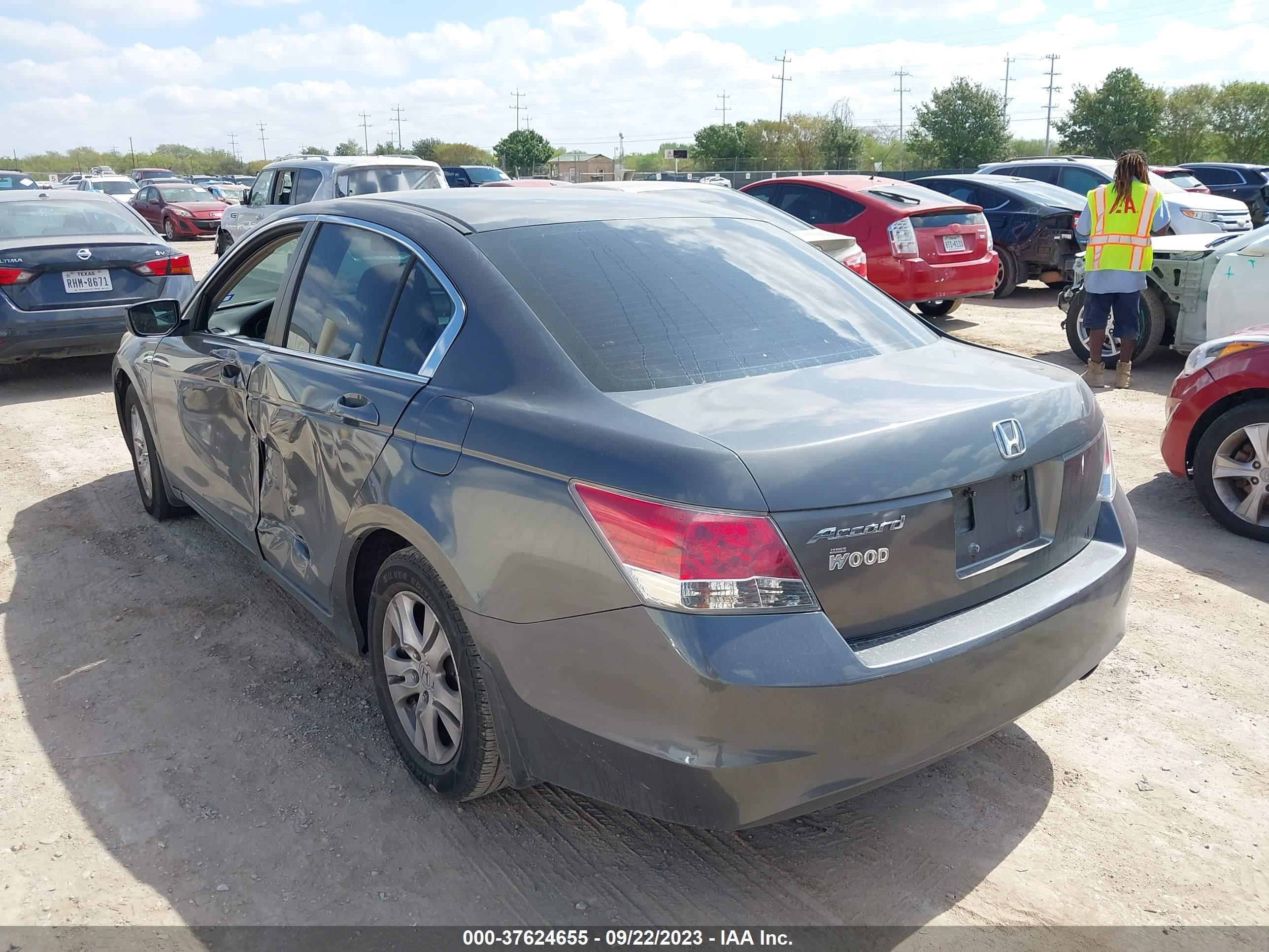 Photo 2 VIN: 1HGCP26428A165585 - HONDA ACCORD 