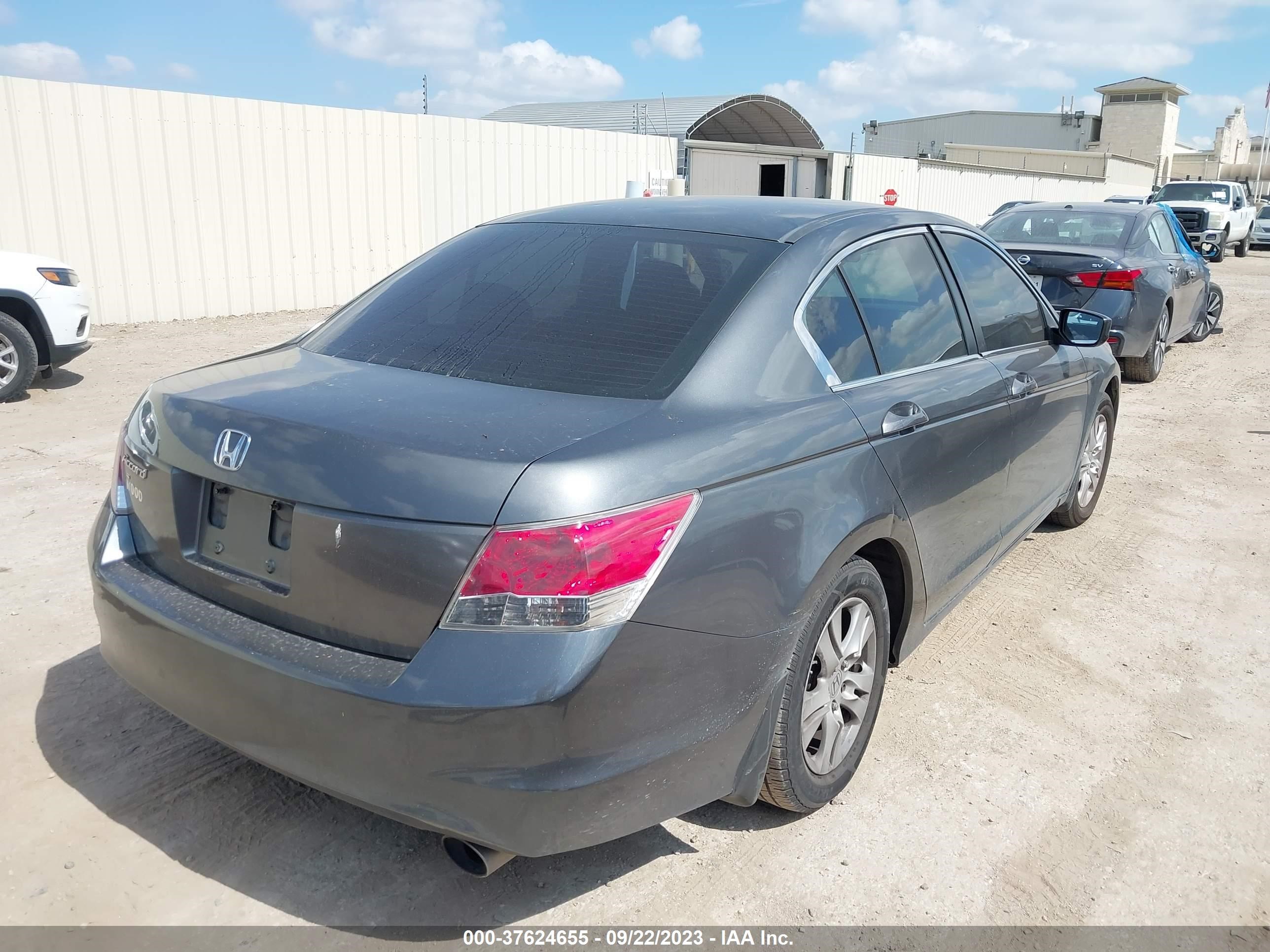 Photo 3 VIN: 1HGCP26428A165585 - HONDA ACCORD 