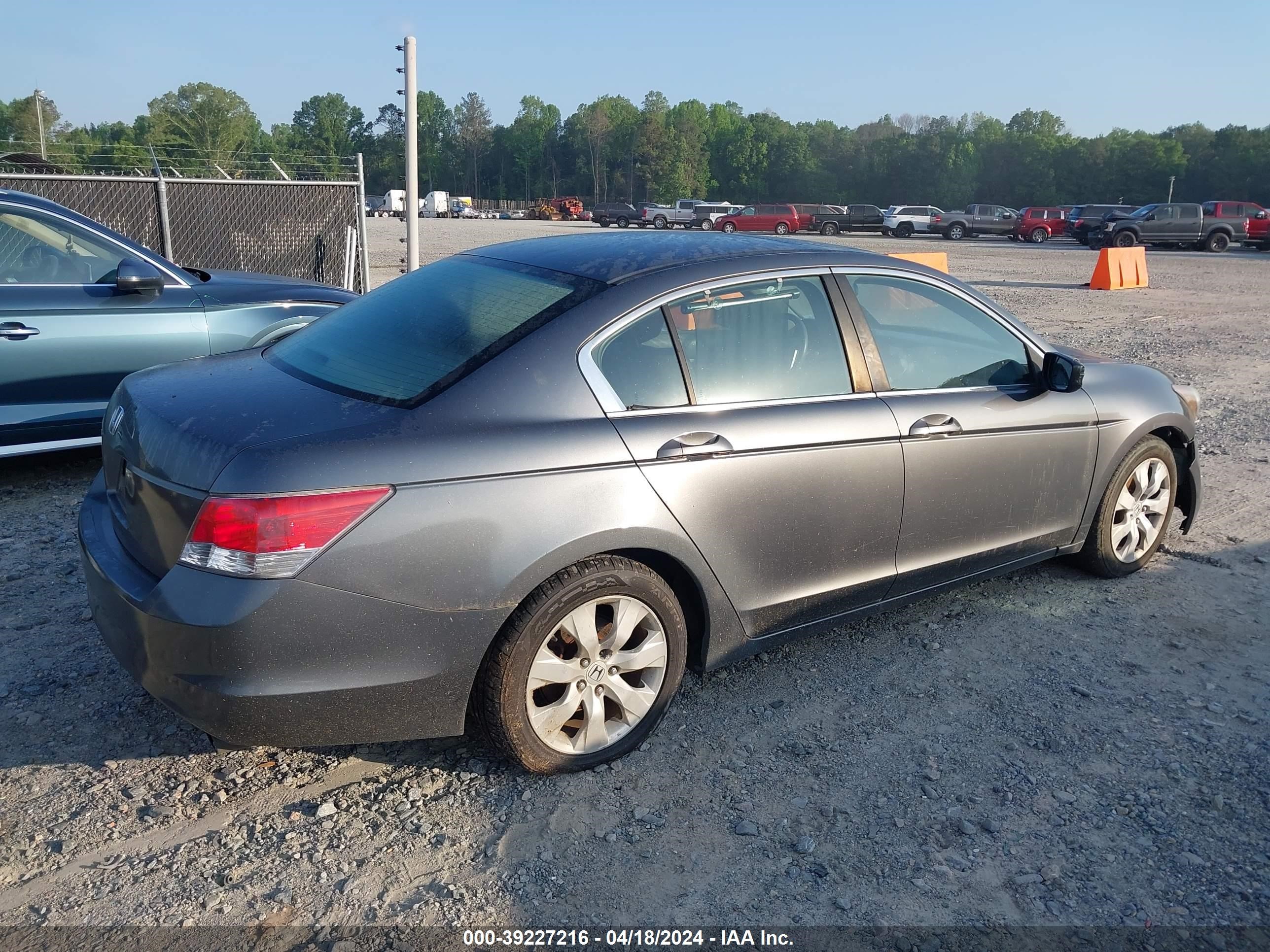 Photo 3 VIN: 1HGCP26719A027208 - HONDA ACCORD 