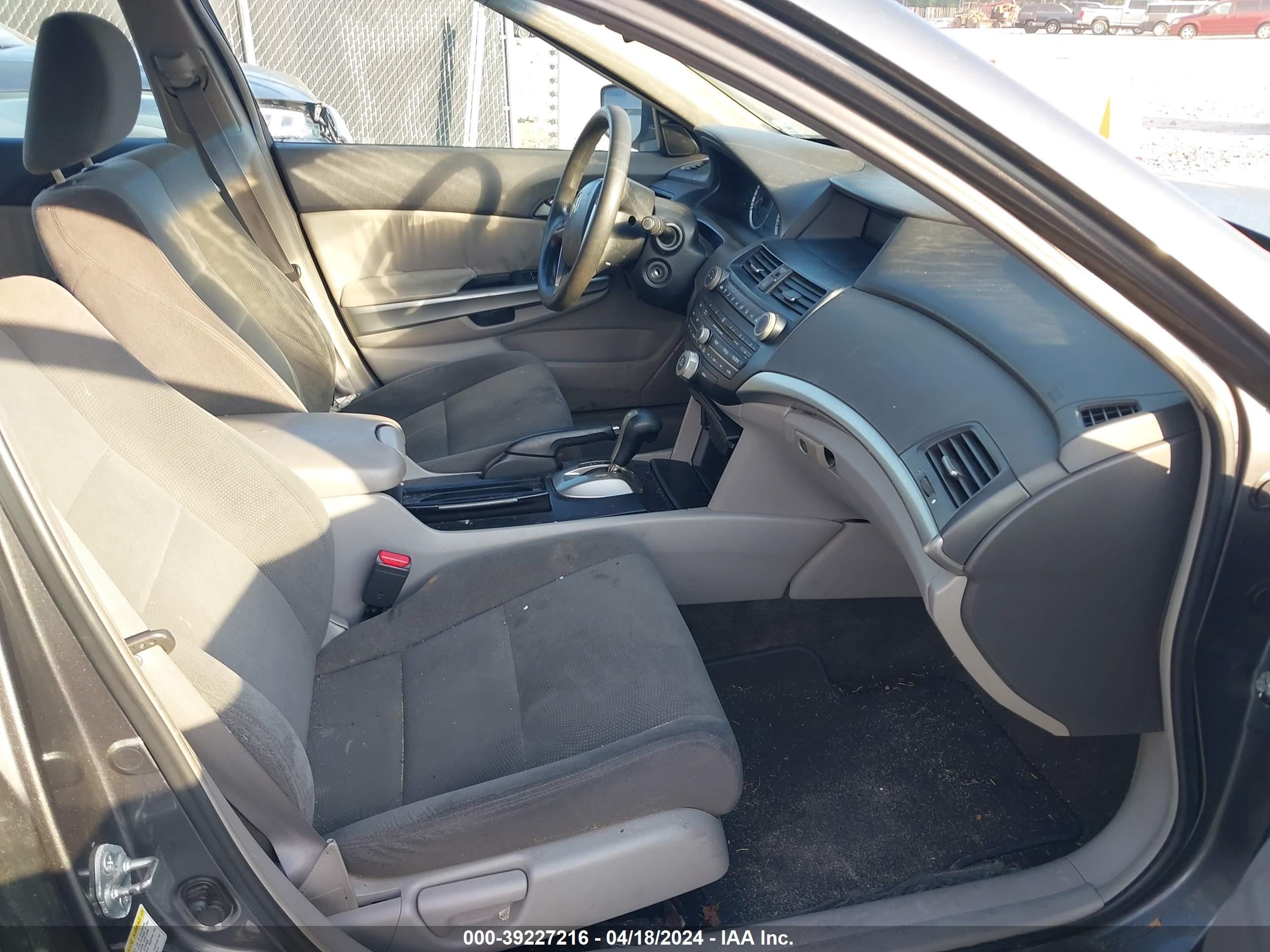 Photo 4 VIN: 1HGCP26719A027208 - HONDA ACCORD 