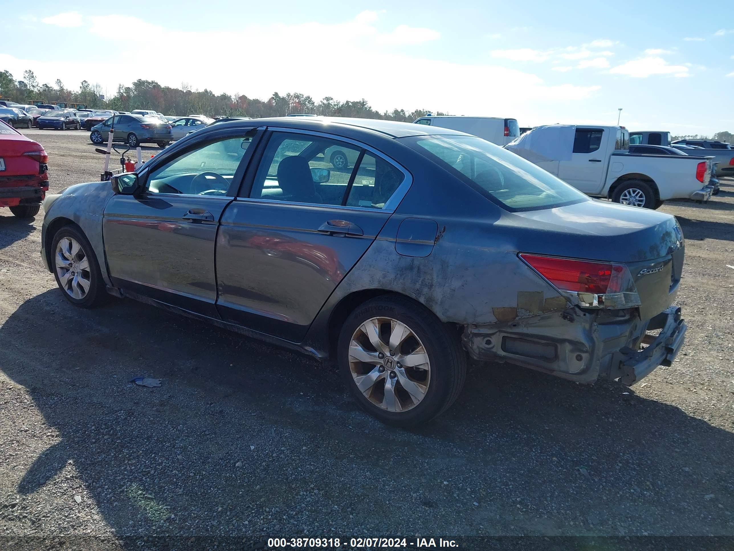 Photo 2 VIN: 1HGCP26728A165127 - HONDA ACCORD 