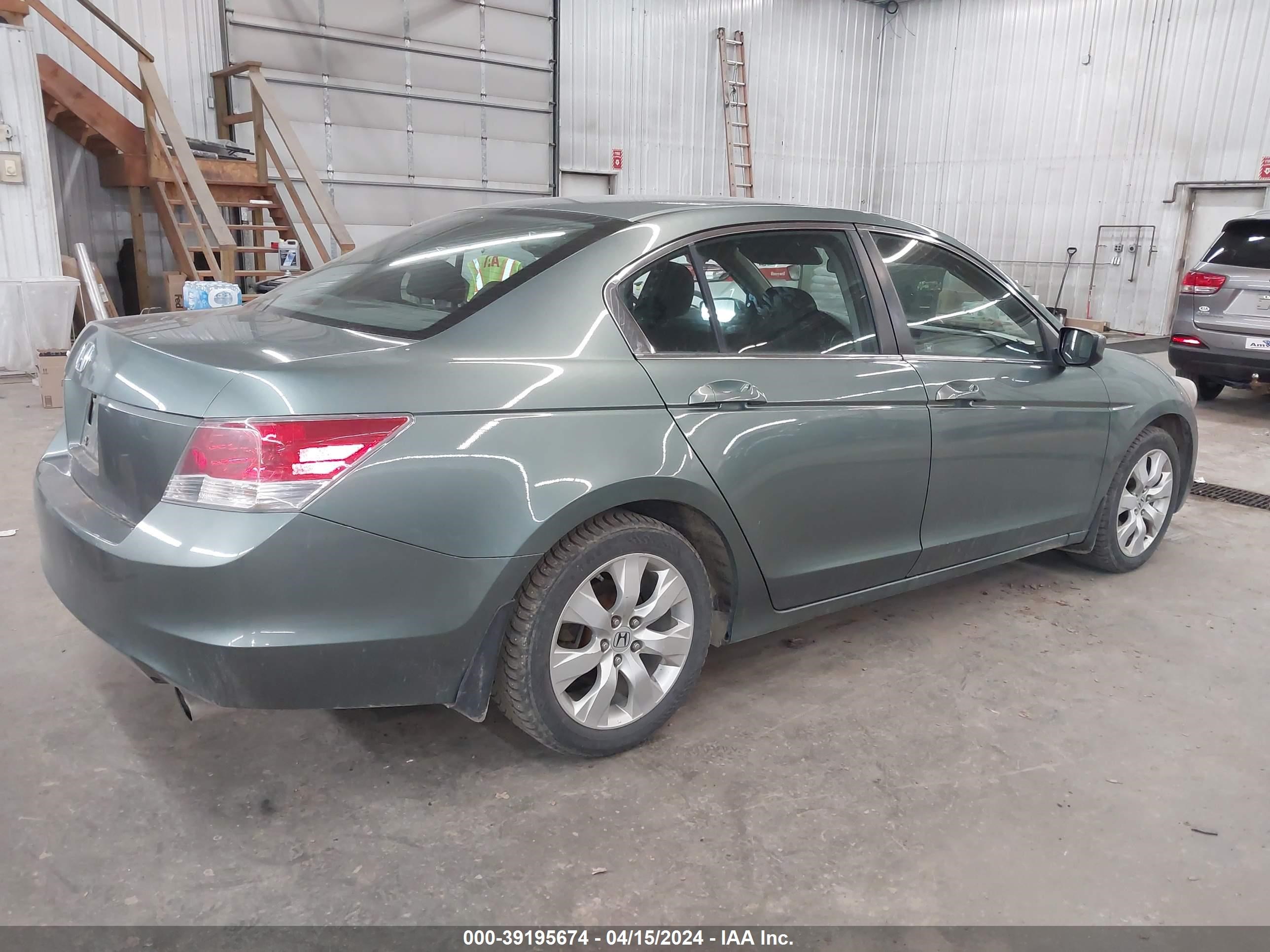 Photo 3 VIN: 1HGCP26738A157201 - HONDA ACCORD 