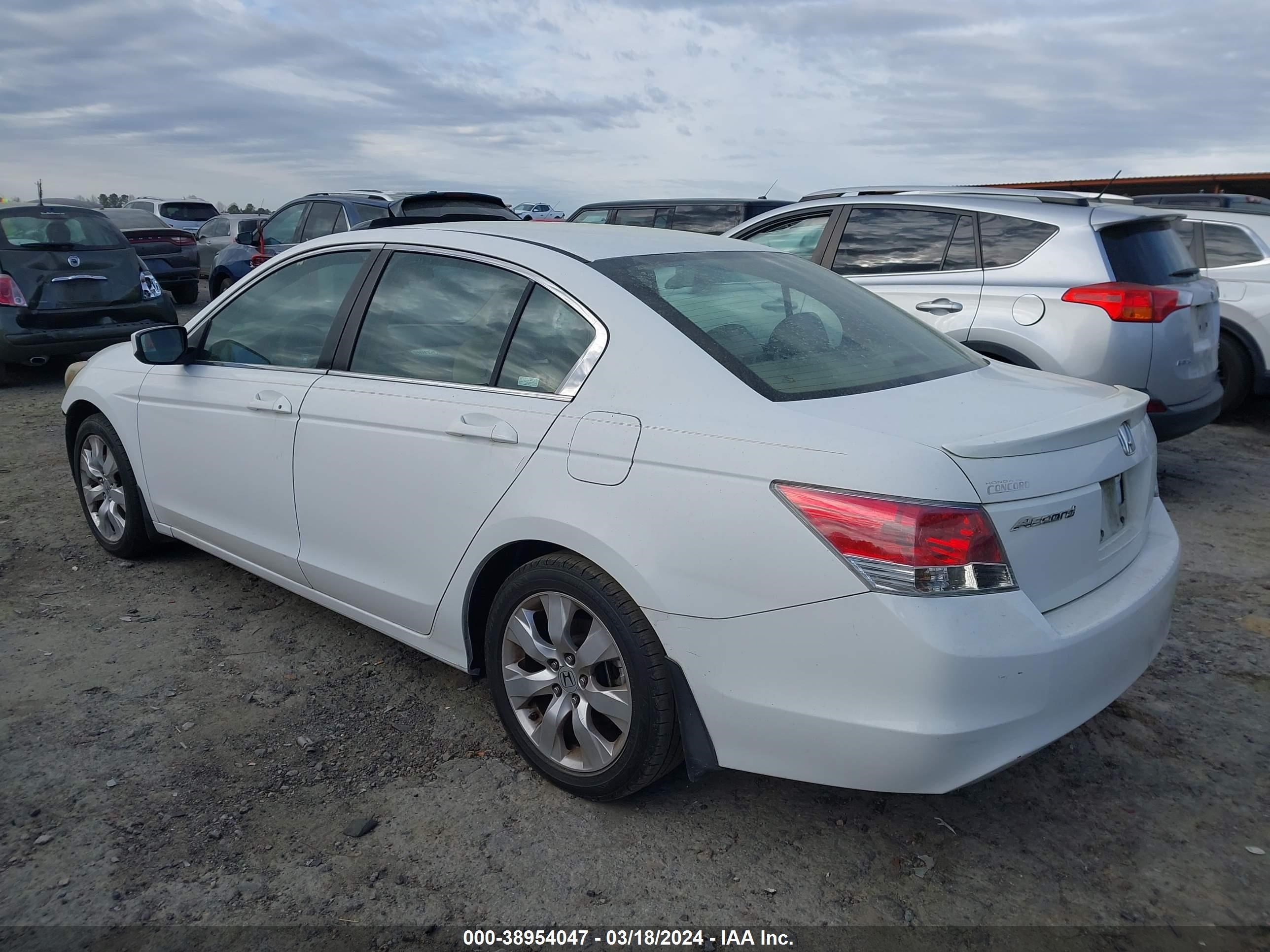 Photo 2 VIN: 1HGCP26788A006354 - HONDA ACCORD 