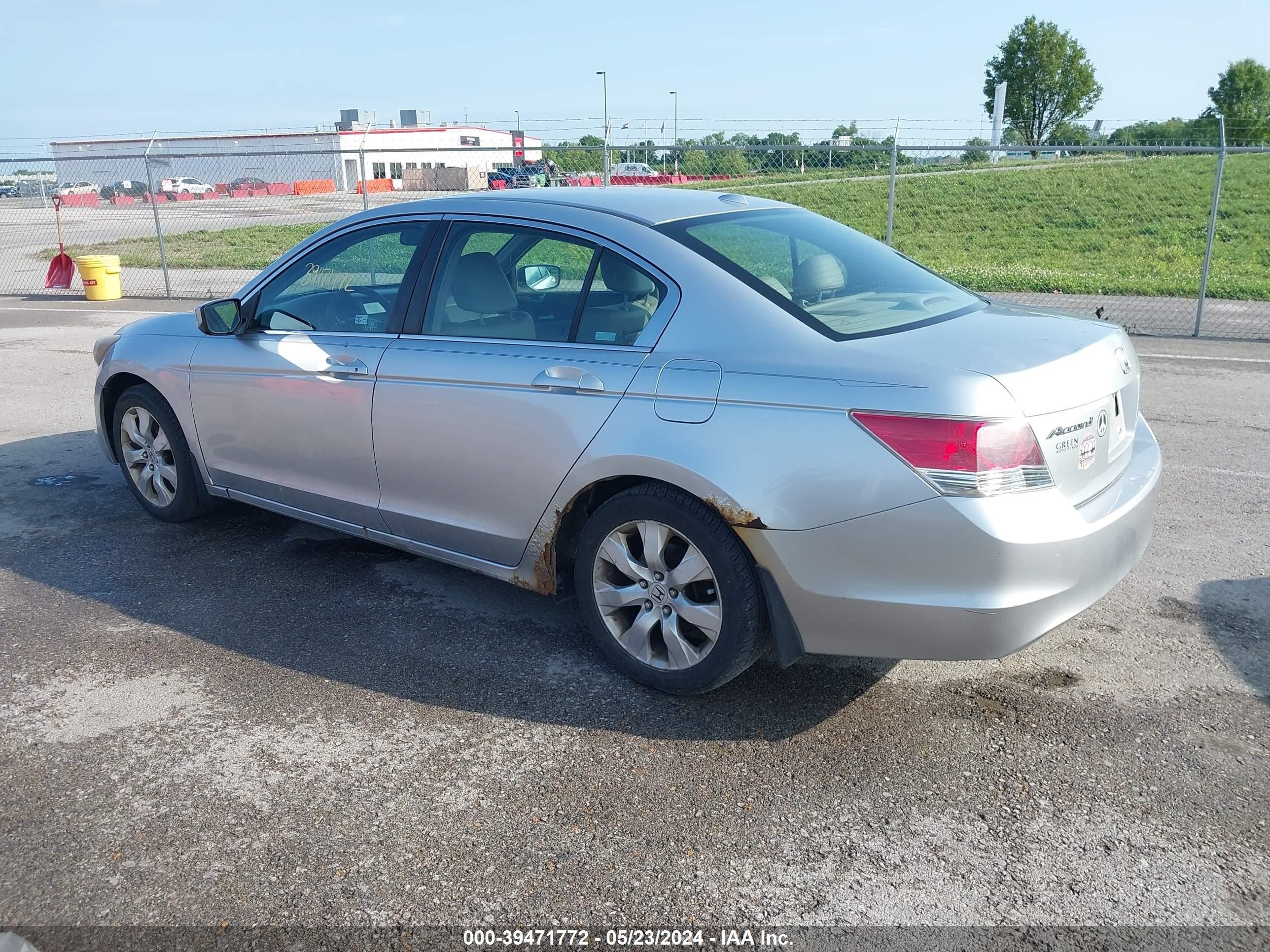 Photo 2 VIN: 1HGCP26818A011369 - HONDA ACCORD 