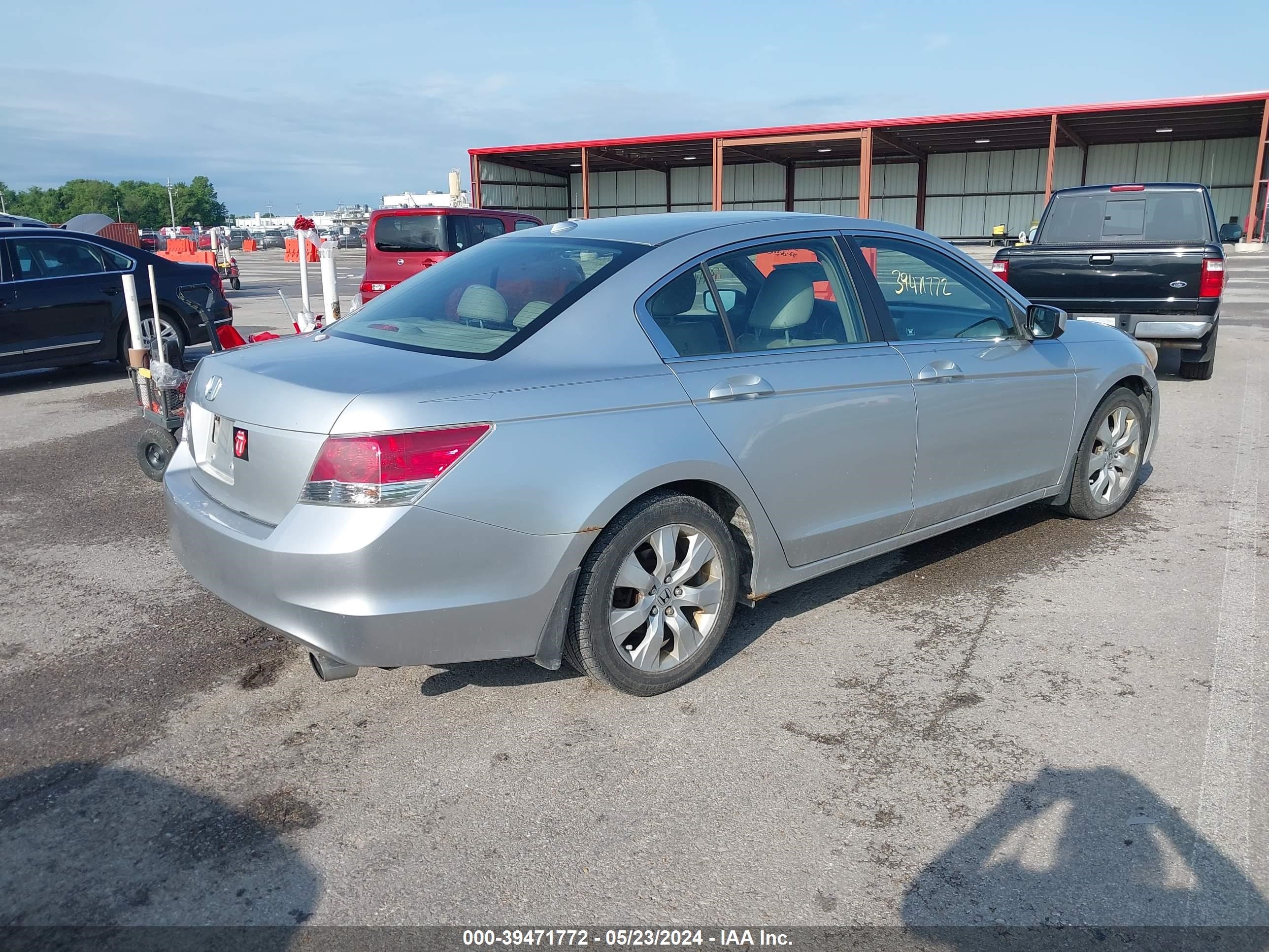 Photo 3 VIN: 1HGCP26818A011369 - HONDA ACCORD 