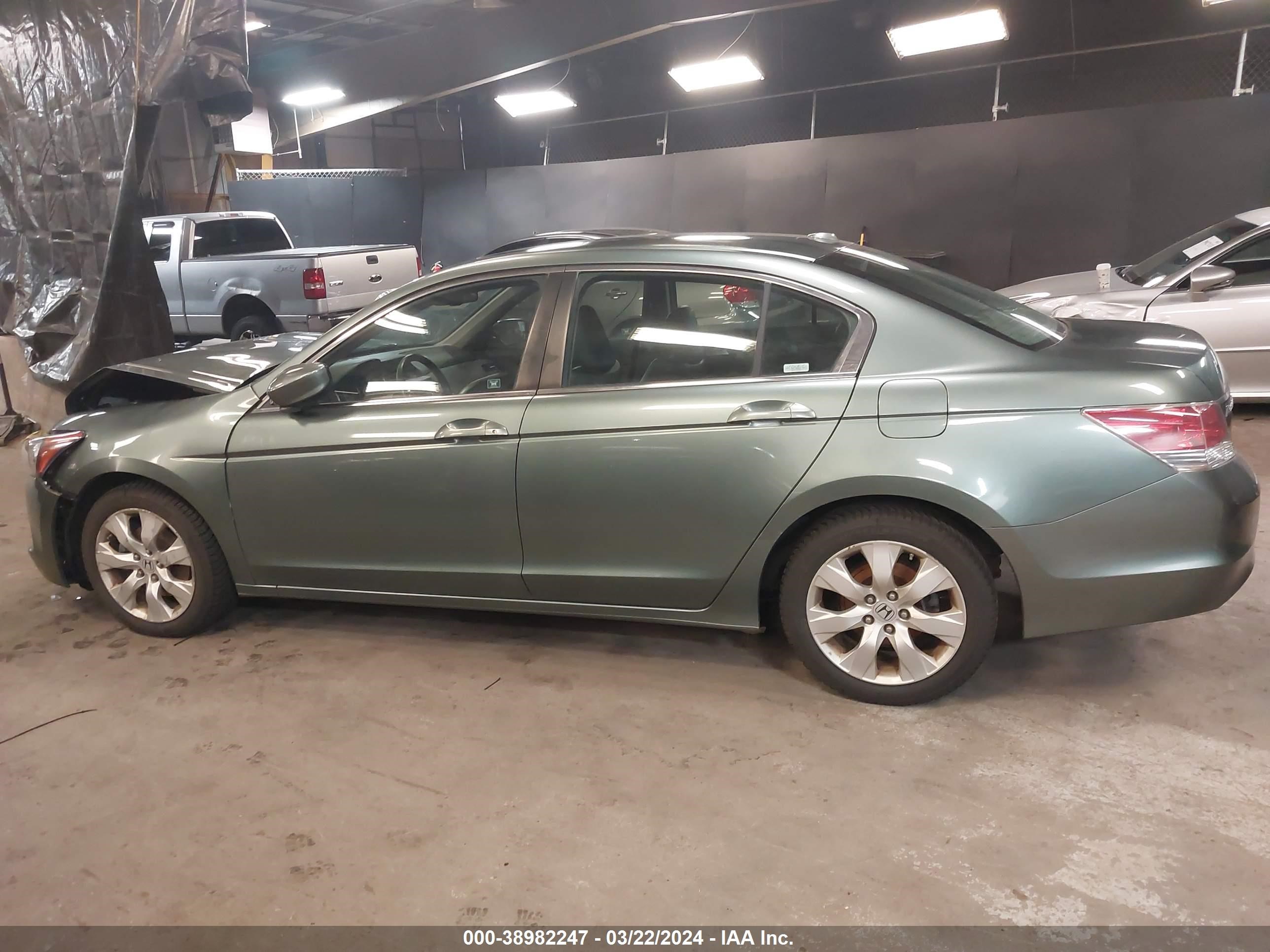 Photo 13 VIN: 1HGCP26818A026132 - HONDA ACCORD 