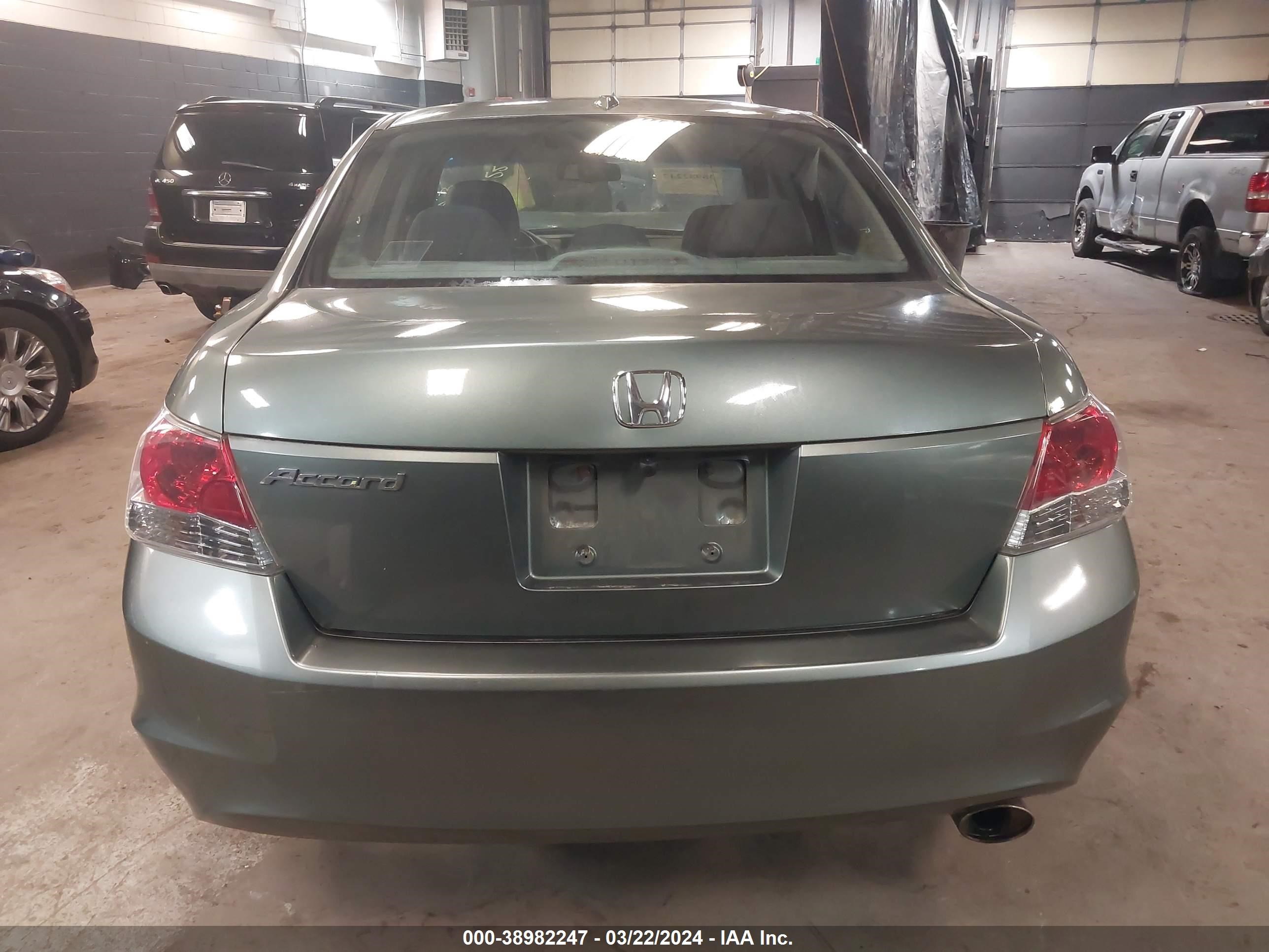 Photo 15 VIN: 1HGCP26818A026132 - HONDA ACCORD 