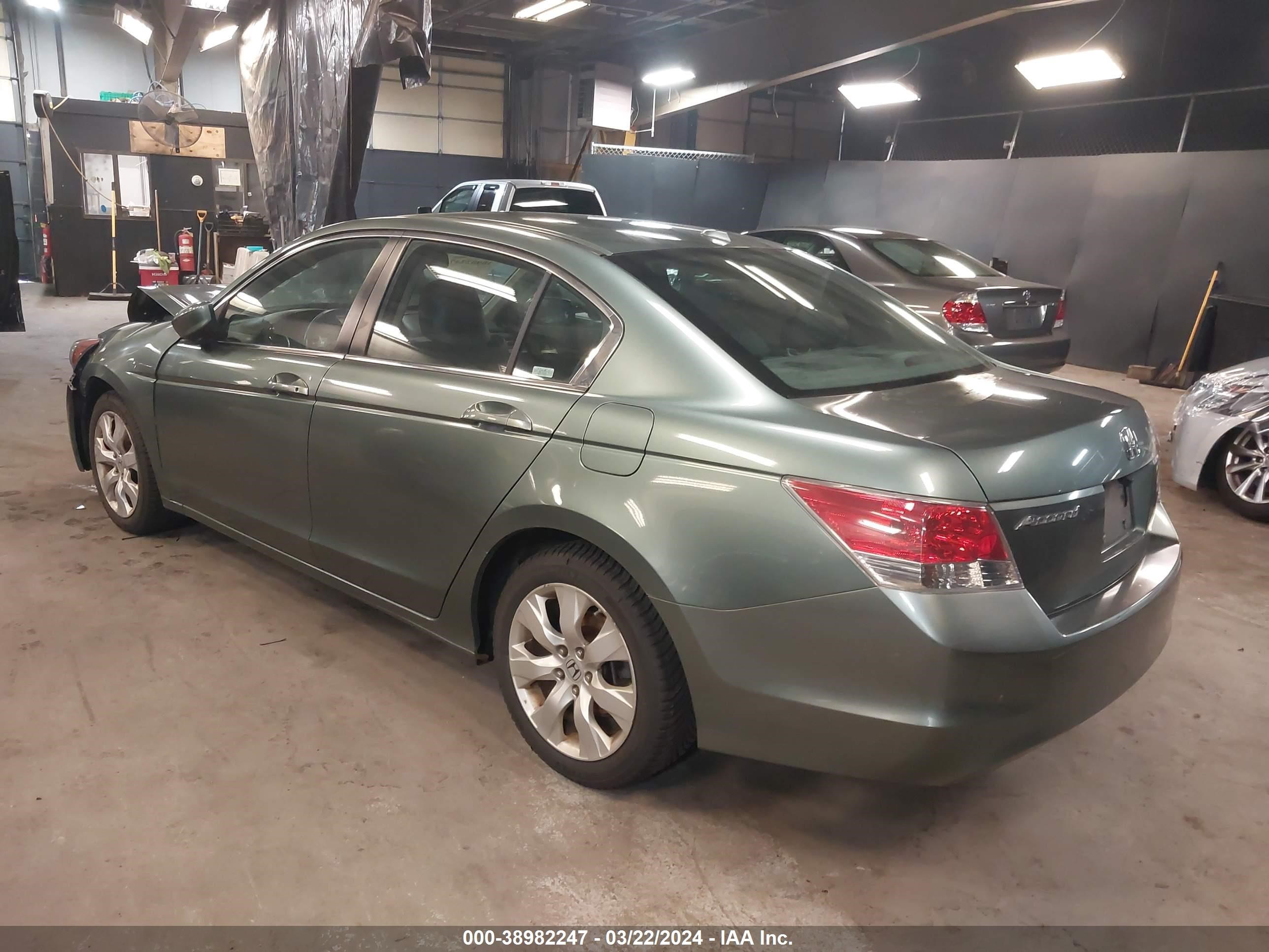 Photo 2 VIN: 1HGCP26818A026132 - HONDA ACCORD 