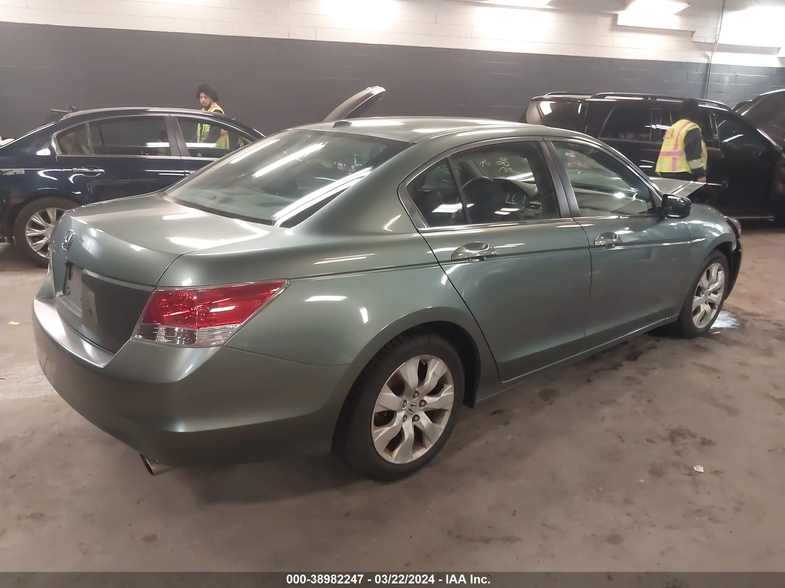 Photo 3 VIN: 1HGCP26818A026132 - HONDA ACCORD 