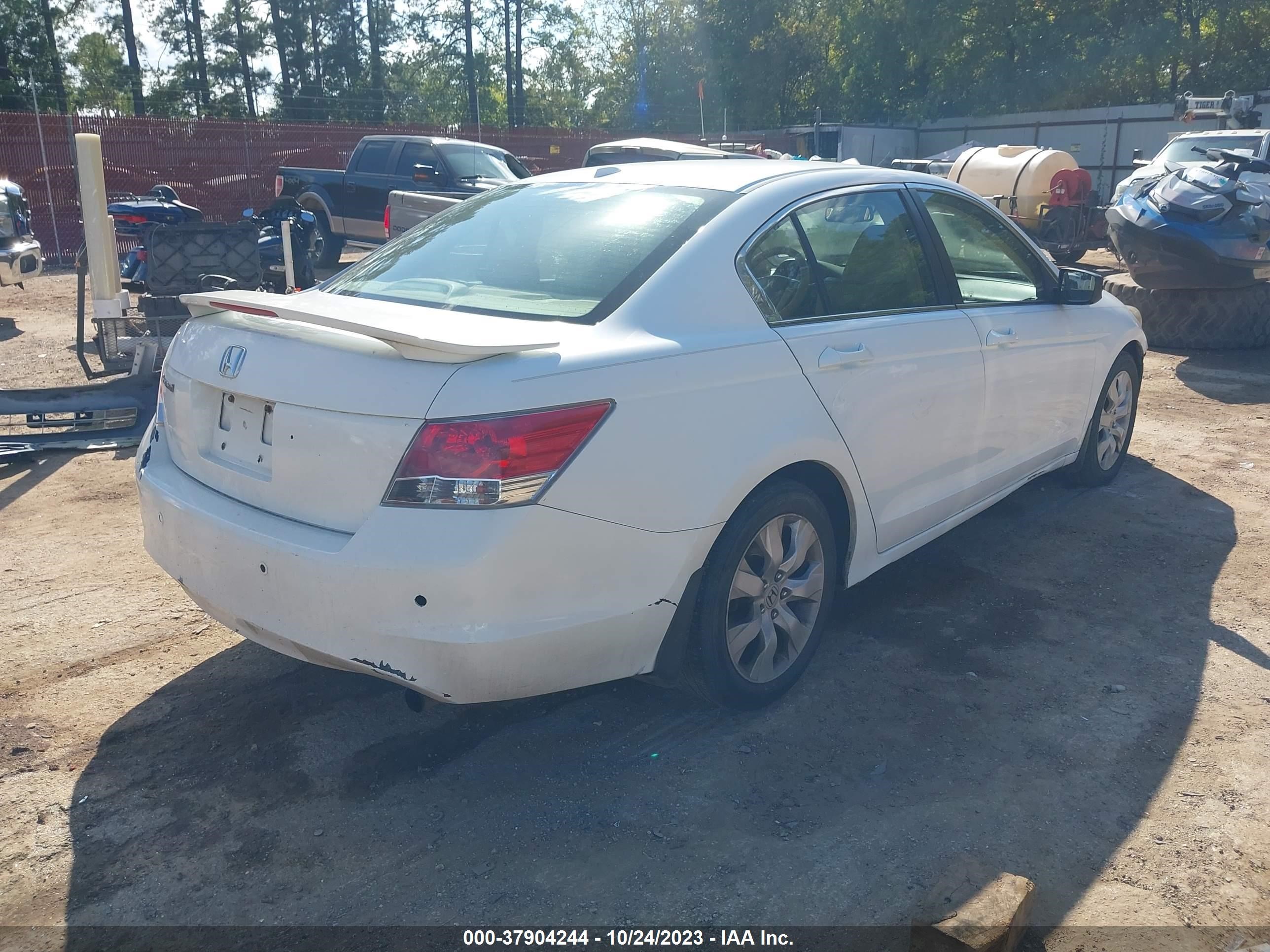 Photo 3 VIN: 1HGCP26828A157845 - HONDA ACCORD 