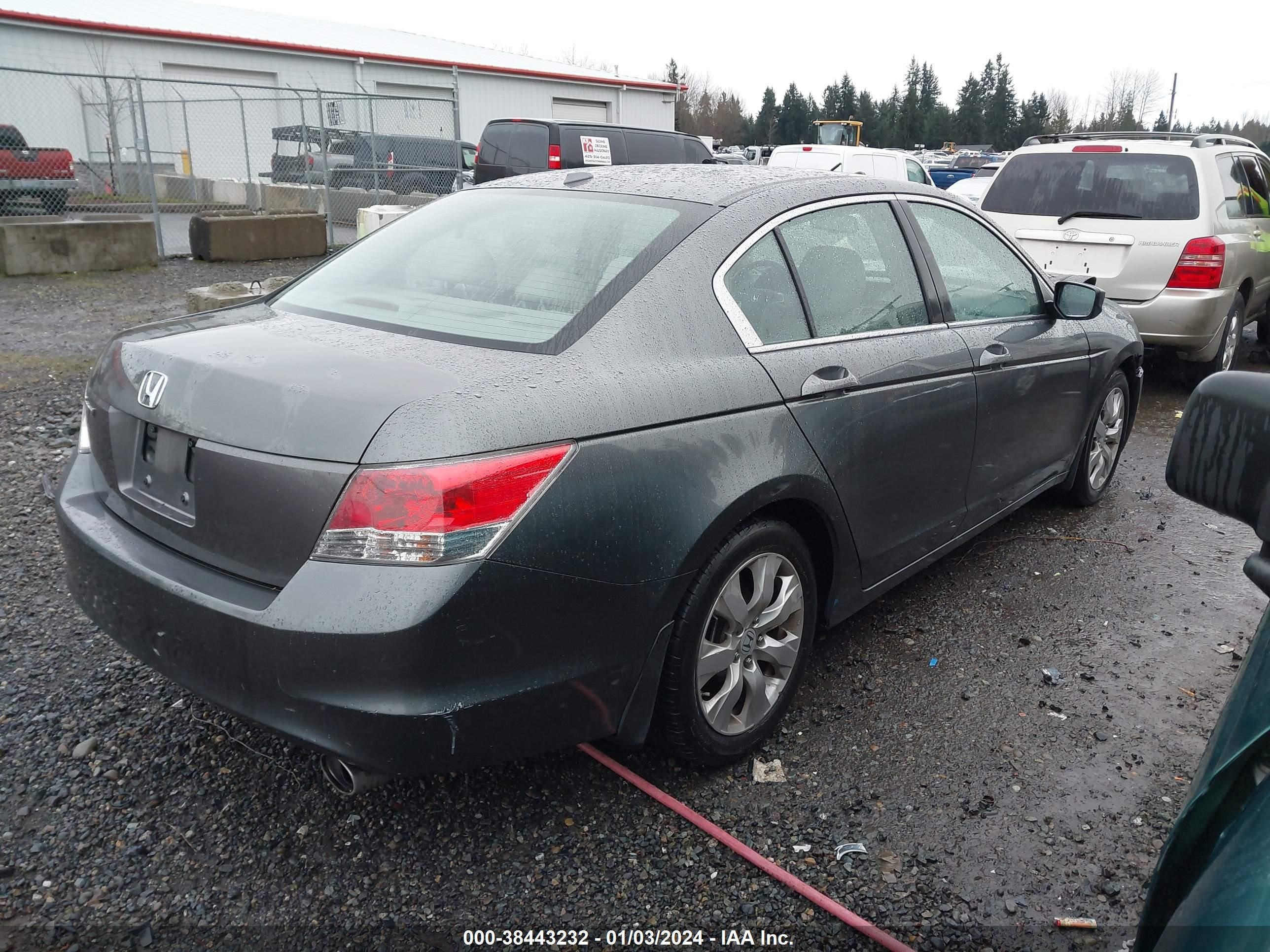 Photo 3 VIN: 1HGCP26829A084915 - HONDA ACCORD 