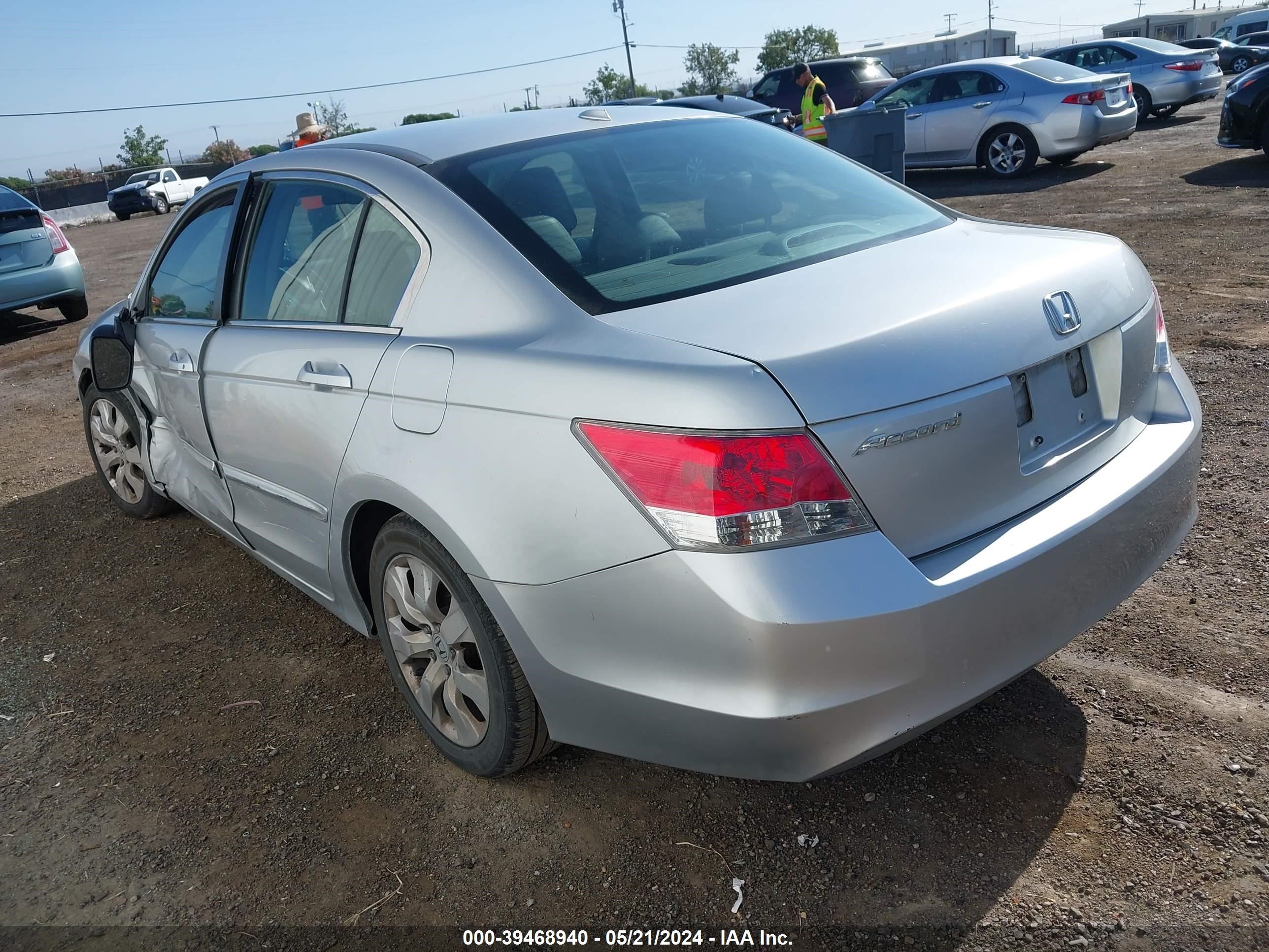 Photo 2 VIN: 1HGCP26829A110803 - HONDA ACCORD 