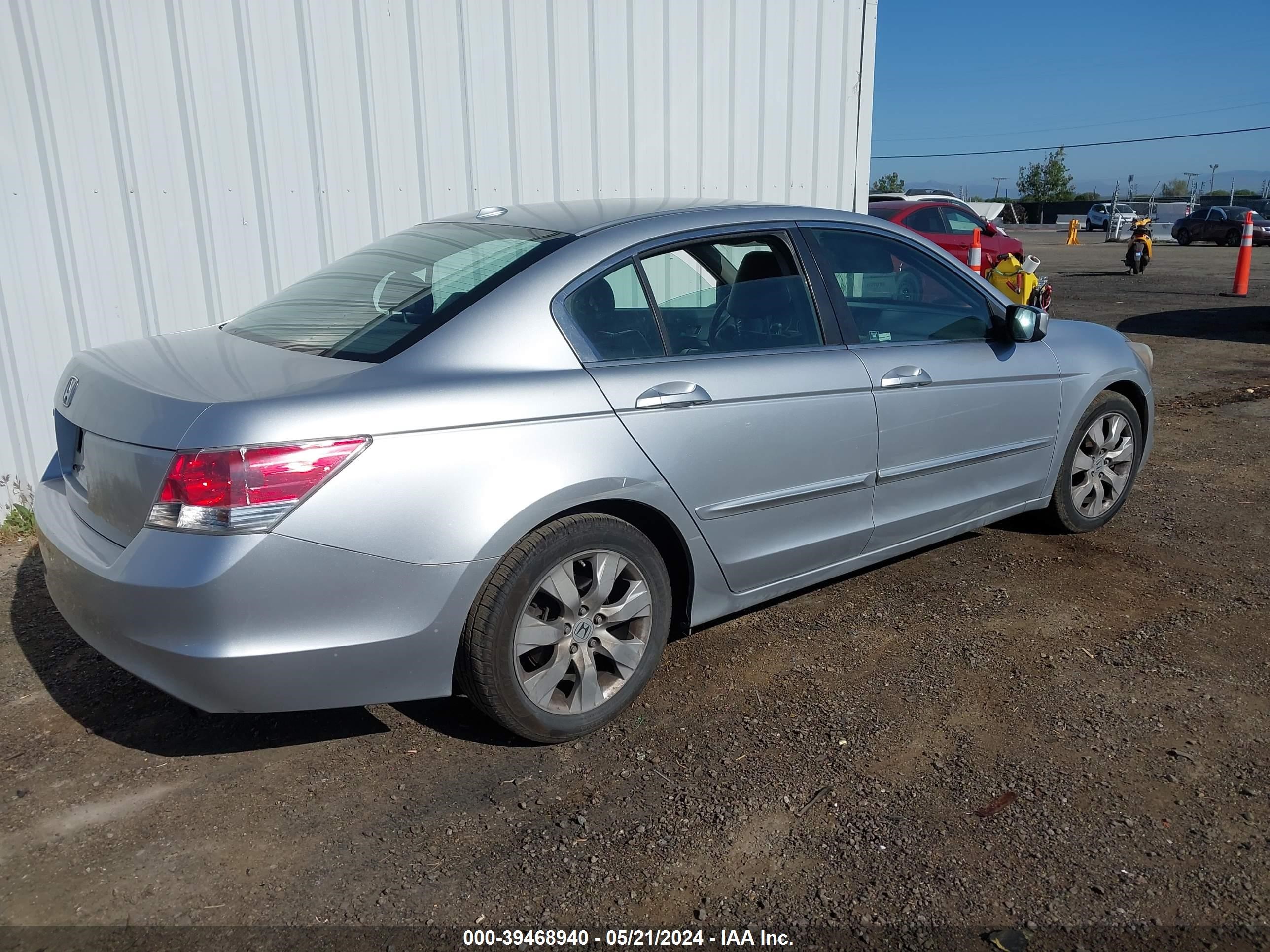 Photo 3 VIN: 1HGCP26829A110803 - HONDA ACCORD 