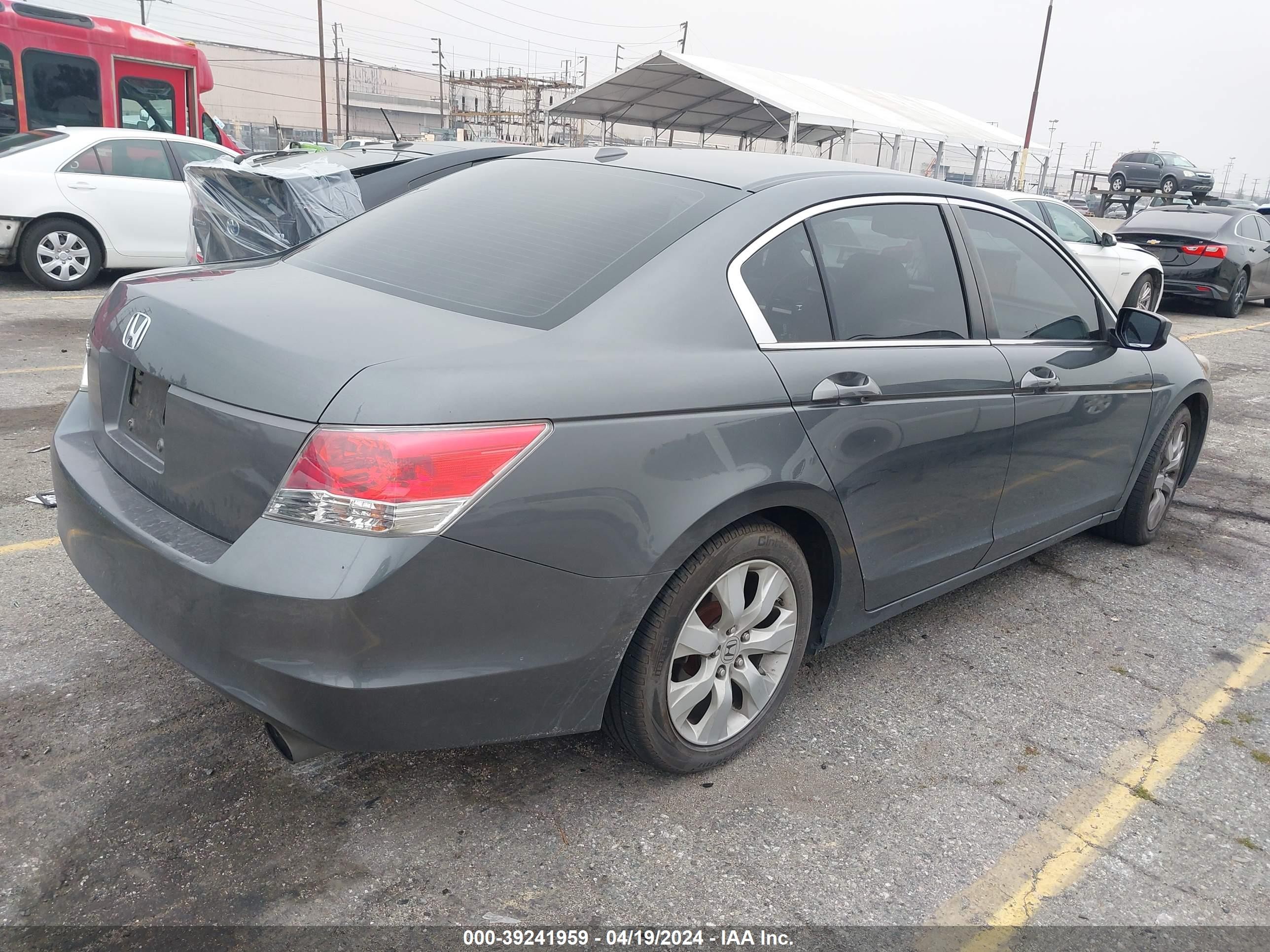 Photo 3 VIN: 1HGCP26838A064476 - HONDA ACCORD 