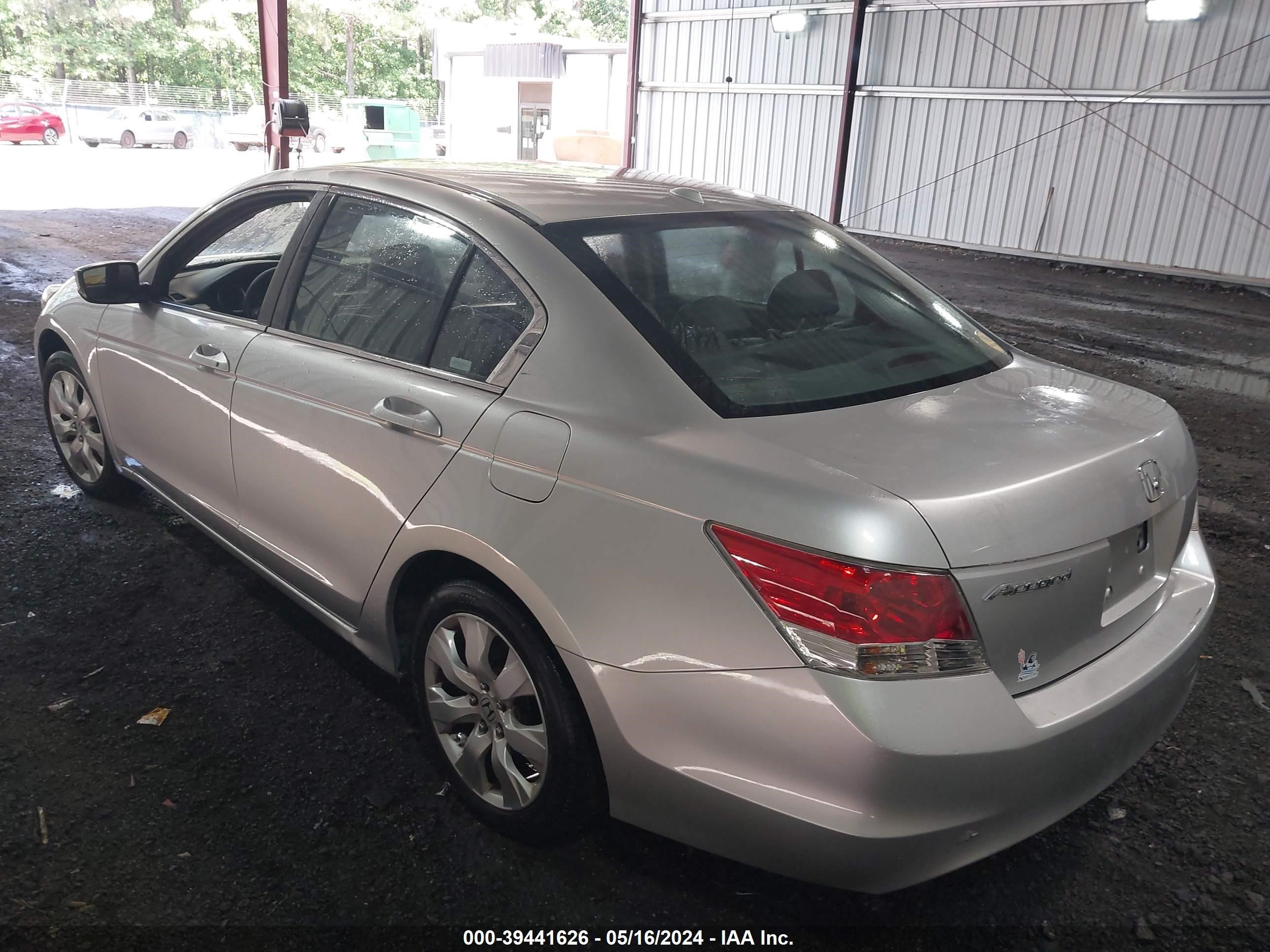 Photo 2 VIN: 1HGCP26848A050019 - HONDA ACCORD 