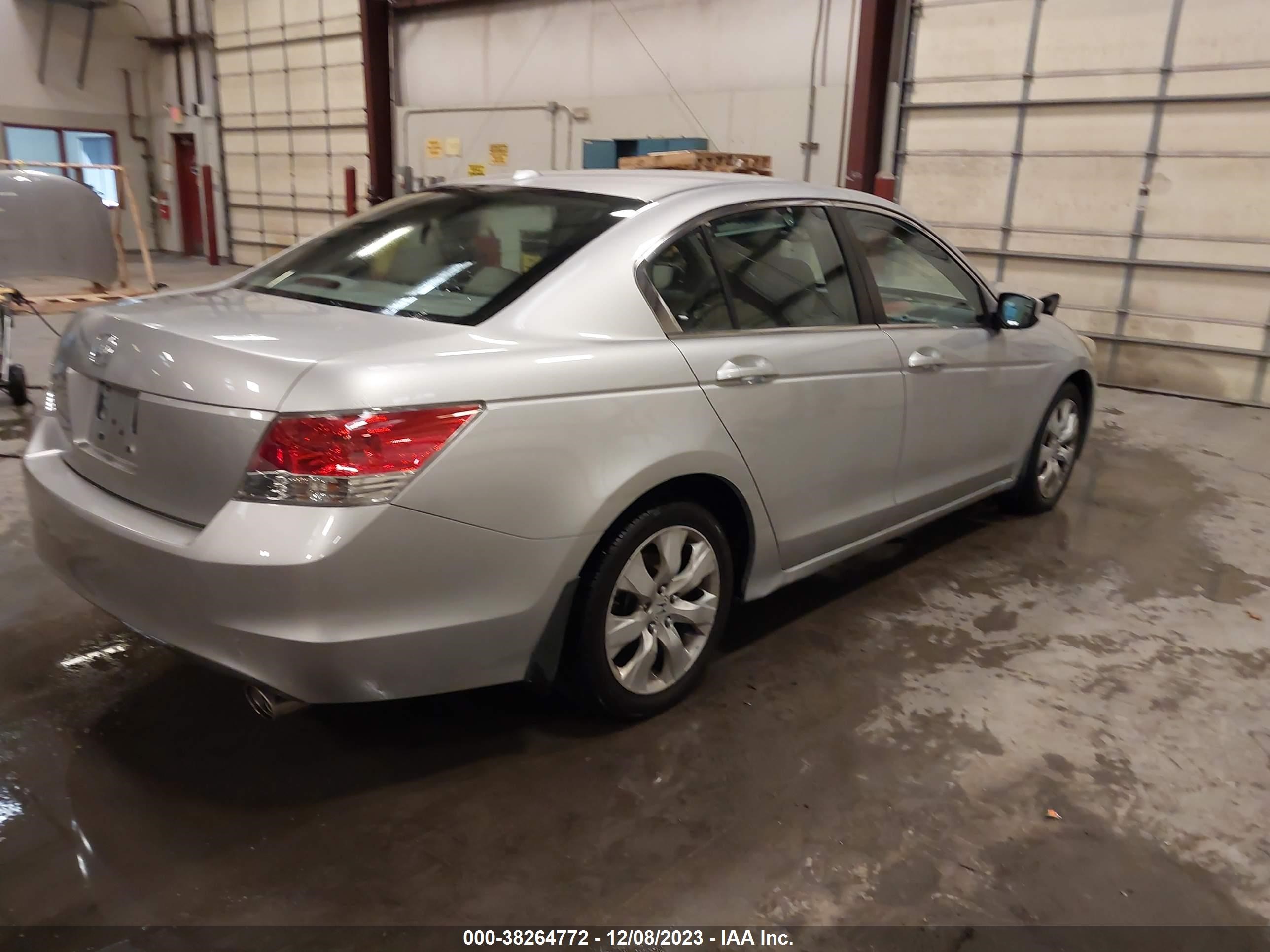 Photo 3 VIN: 1HGCP26848A140156 - HONDA ACCORD 