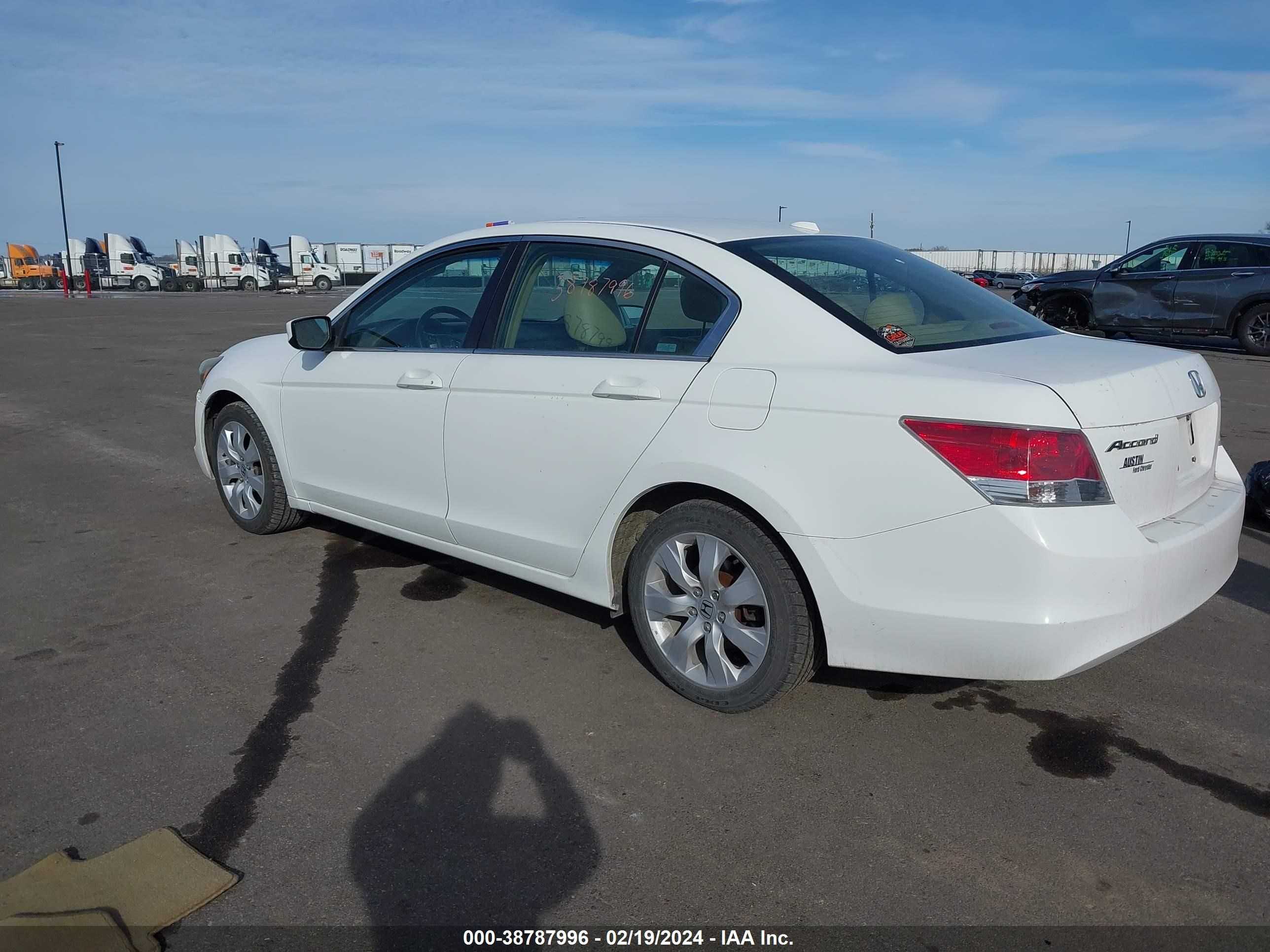 Photo 2 VIN: 1HGCP26849A040432 - HONDA ACCORD 