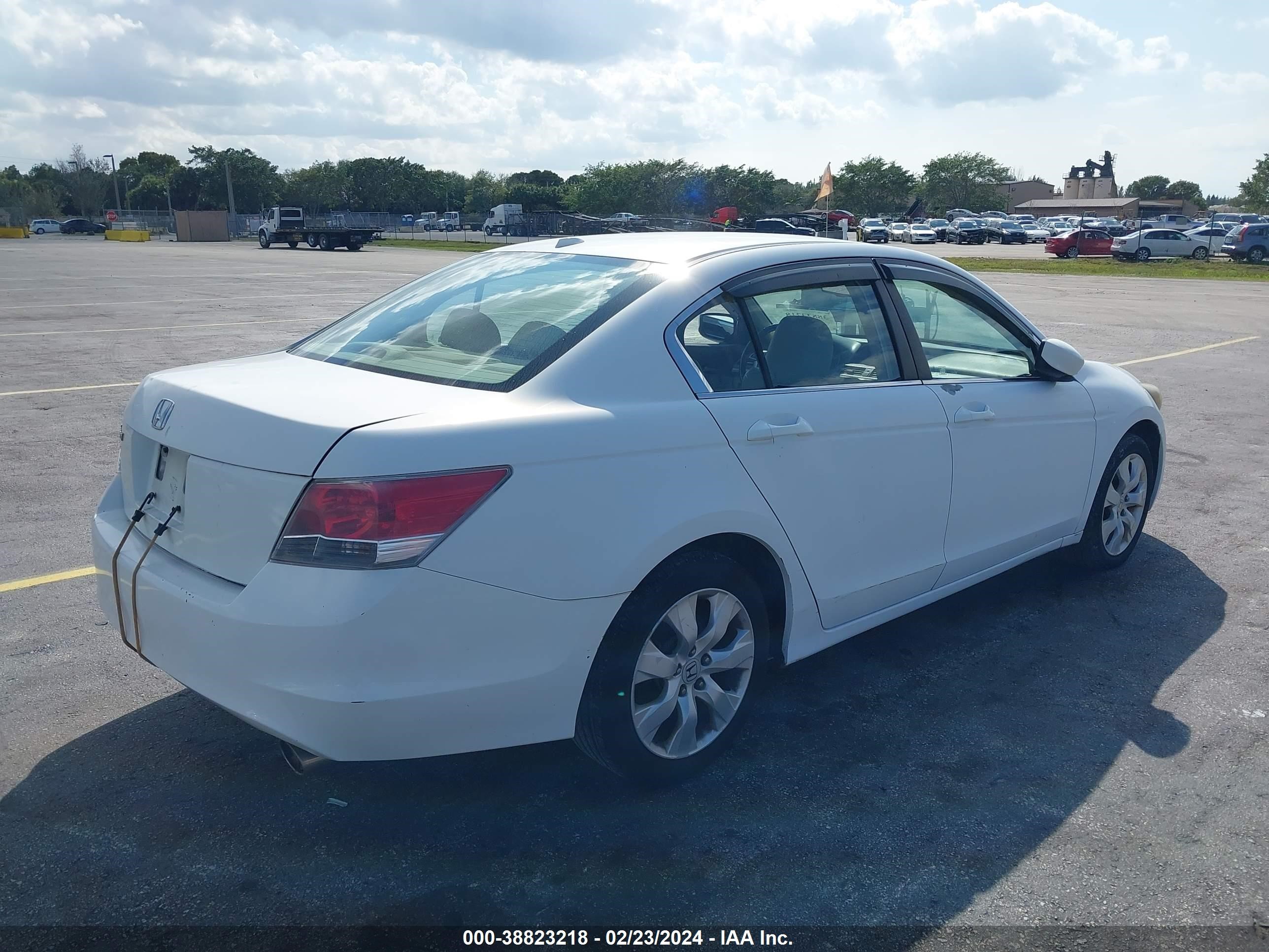 Photo 3 VIN: 1HGCP26858A044391 - HONDA ACCORD 