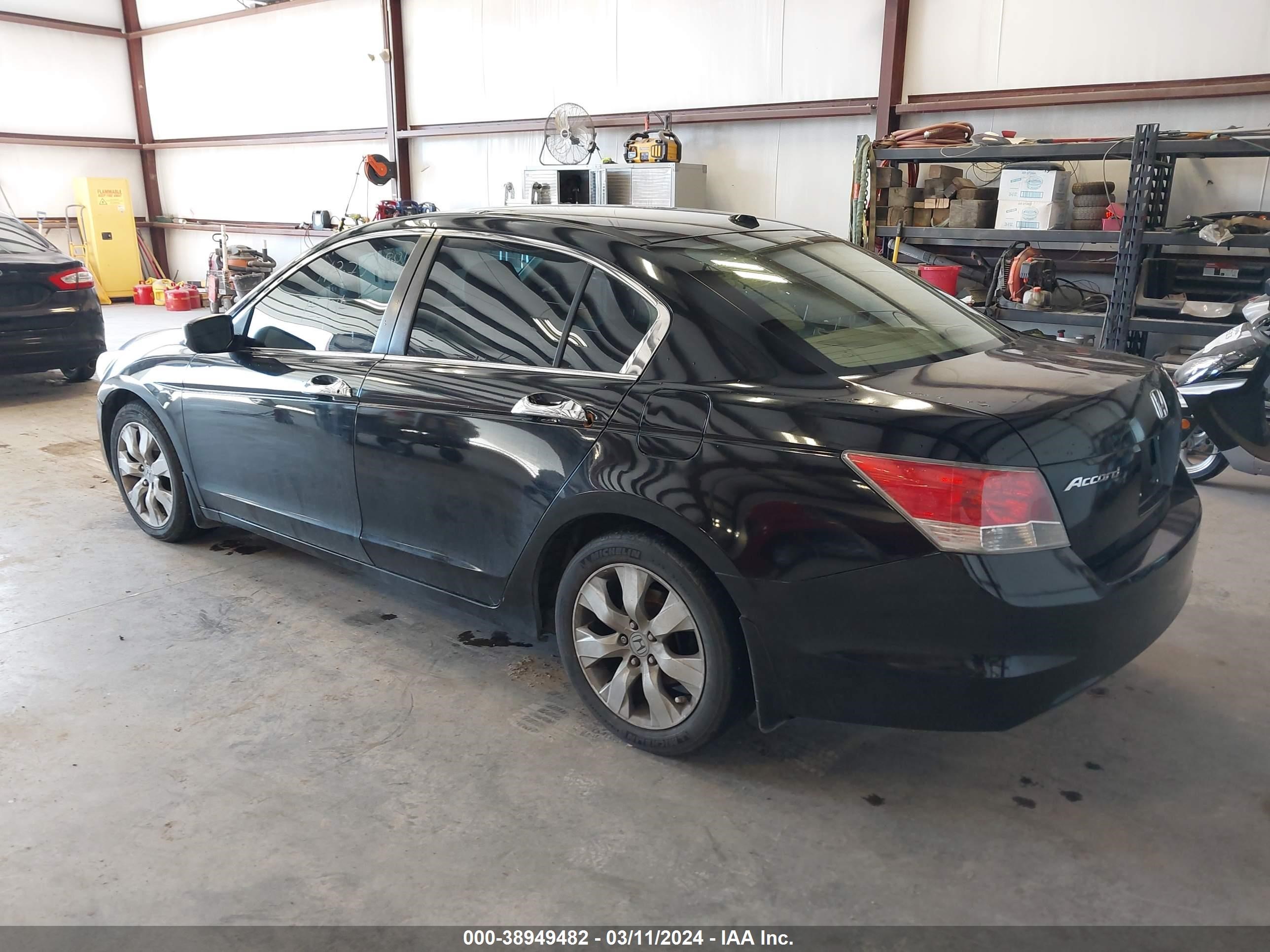 Photo 2 VIN: 1HGCP26879A092301 - HONDA ACCORD 