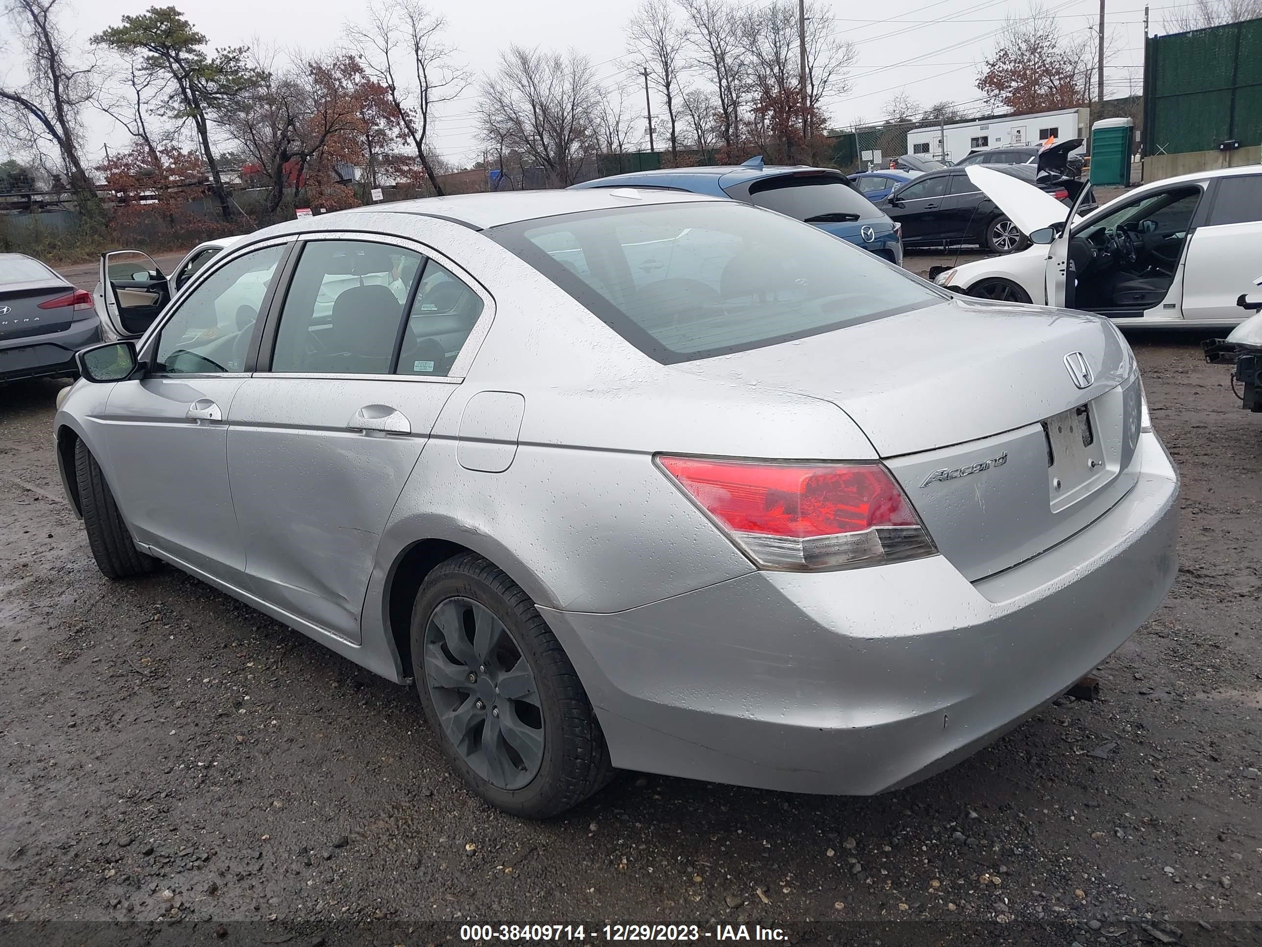 Photo 2 VIN: 1HGCP26888A158482 - HONDA ACCORD 