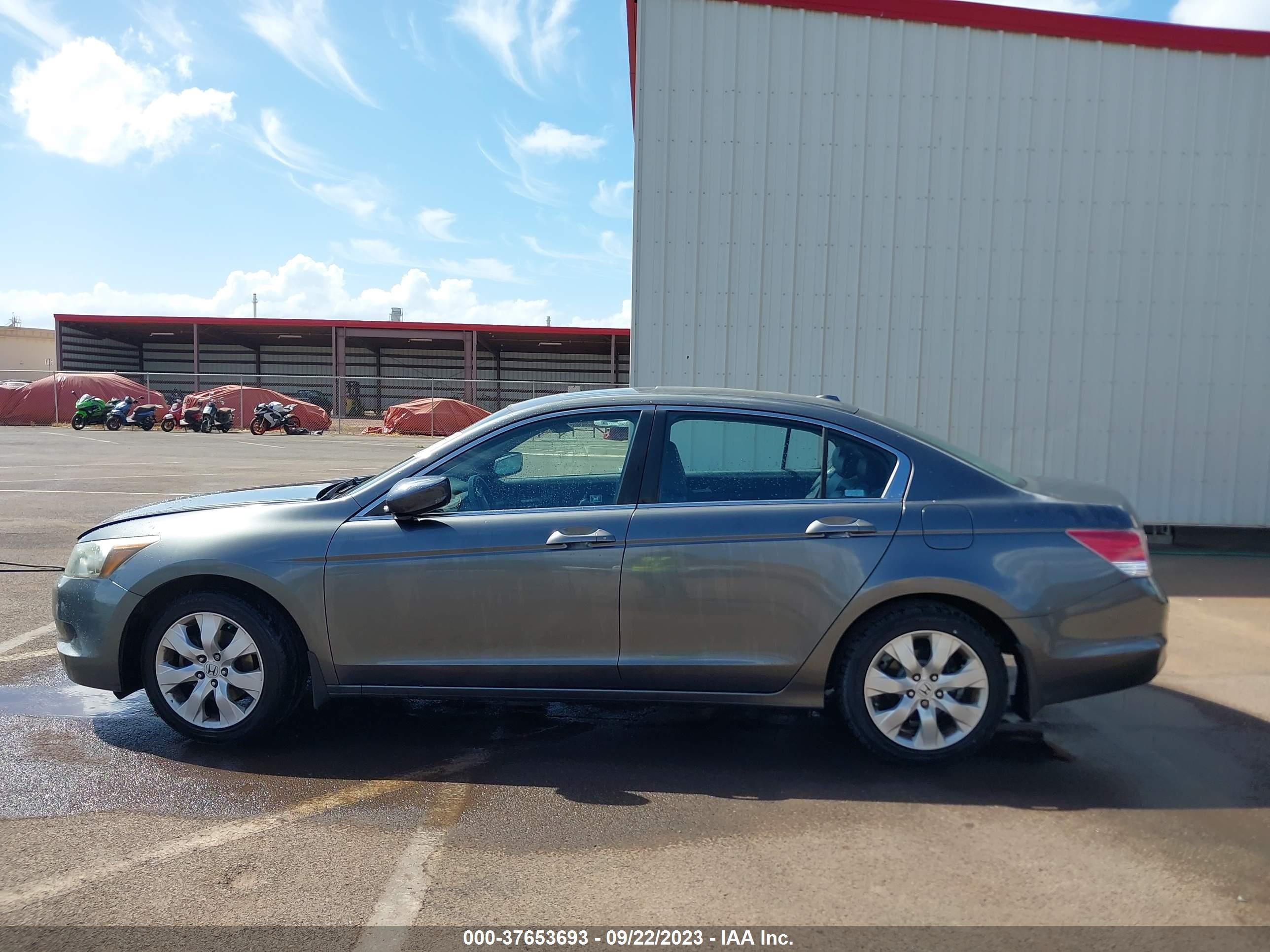 Photo 13 VIN: 1HGCP26898A018053 - HONDA ACCORD 