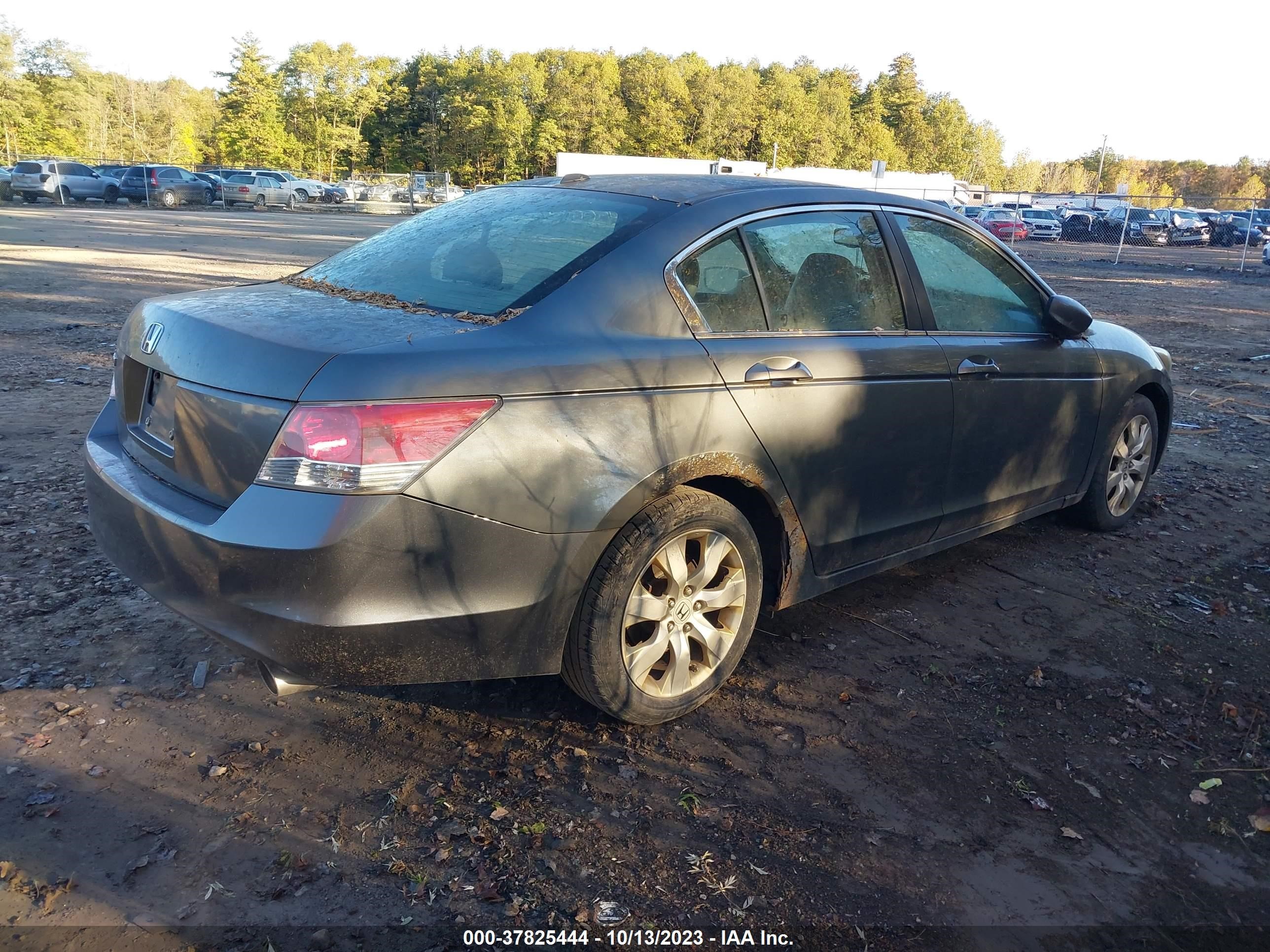 Photo 3 VIN: 1HGCP26898A057807 - HONDA ACCORD 