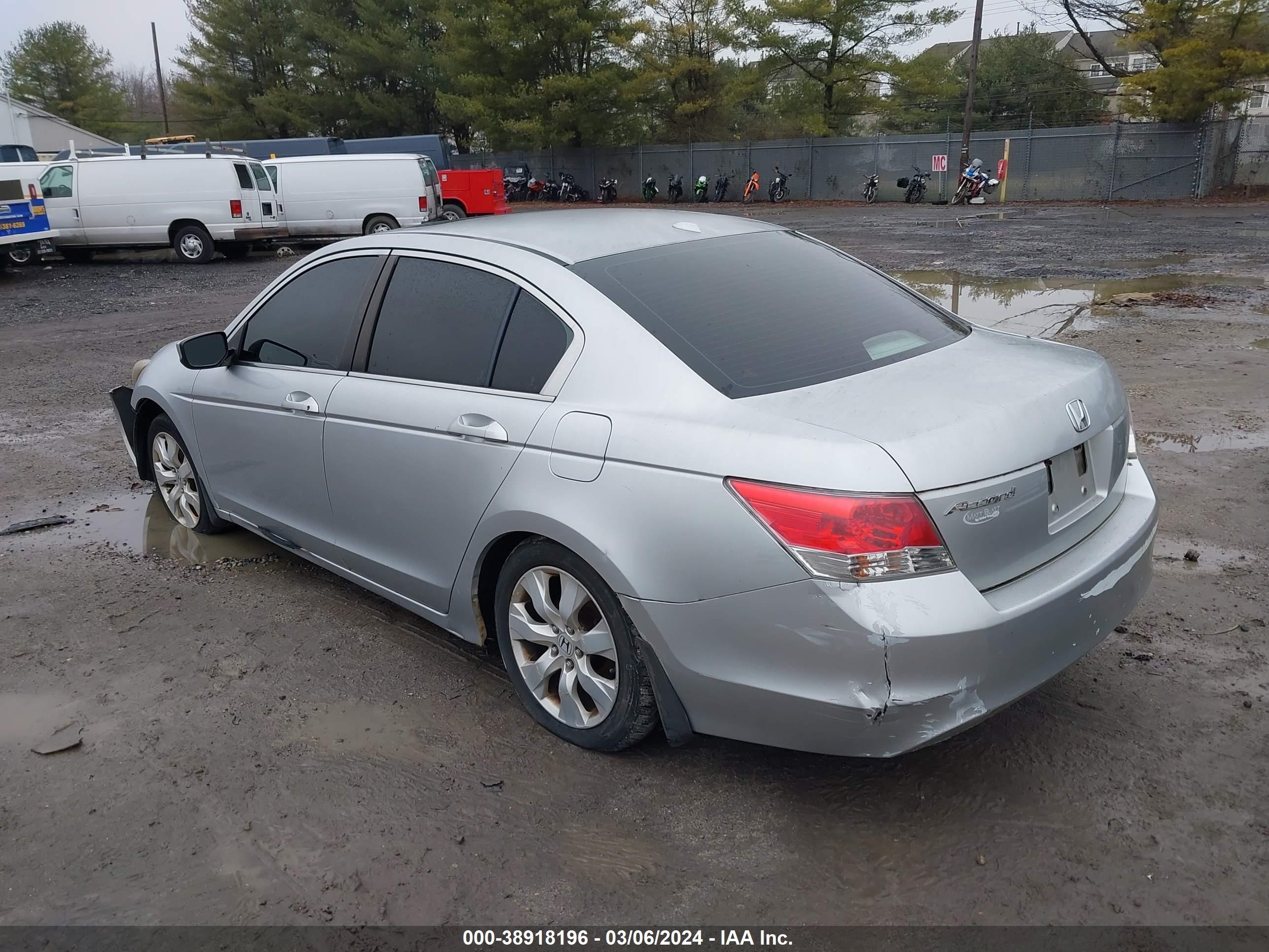 Photo 2 VIN: 1HGCP26898A058844 - HONDA ACCORD 