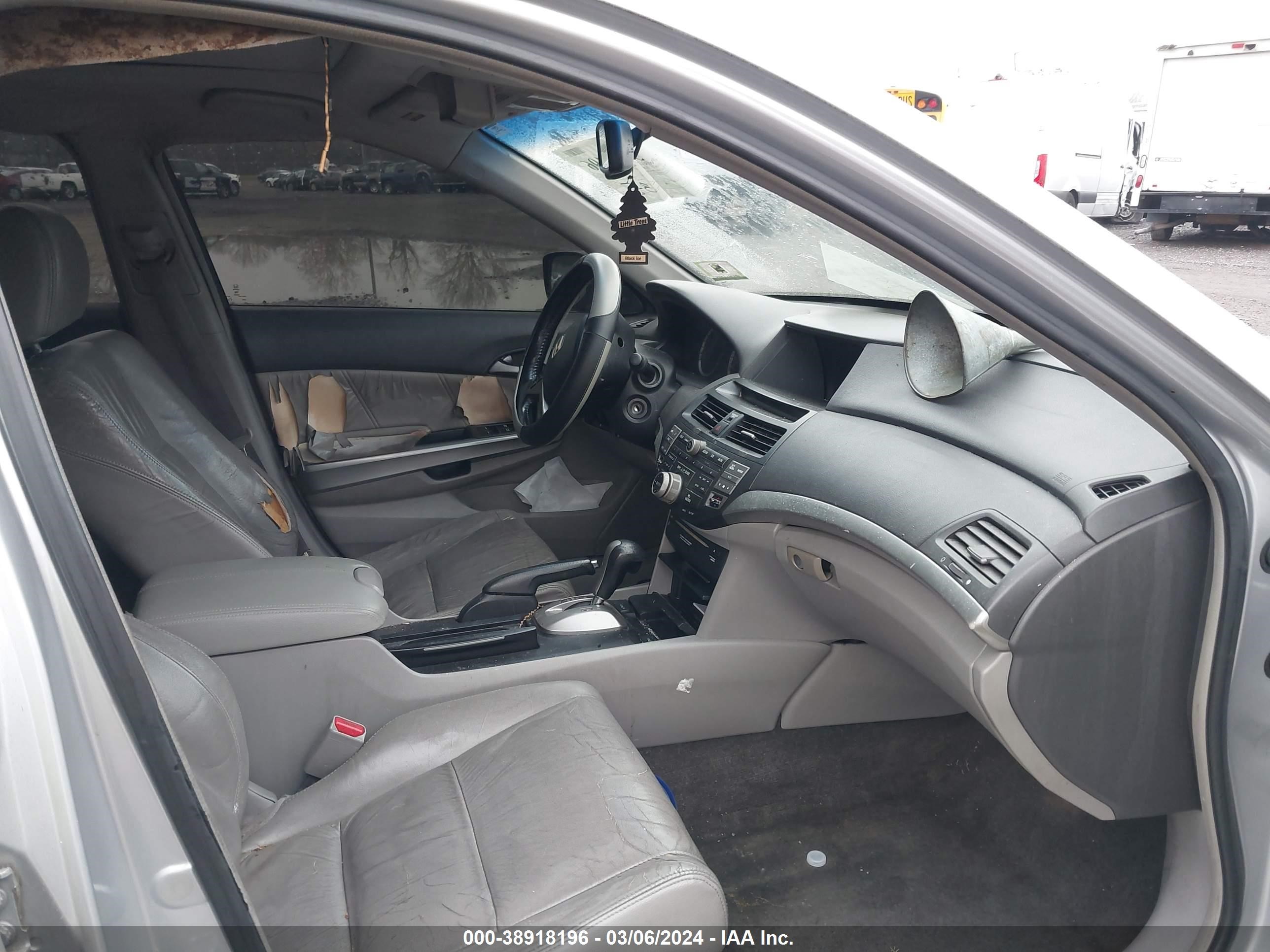 Photo 4 VIN: 1HGCP26898A058844 - HONDA ACCORD 