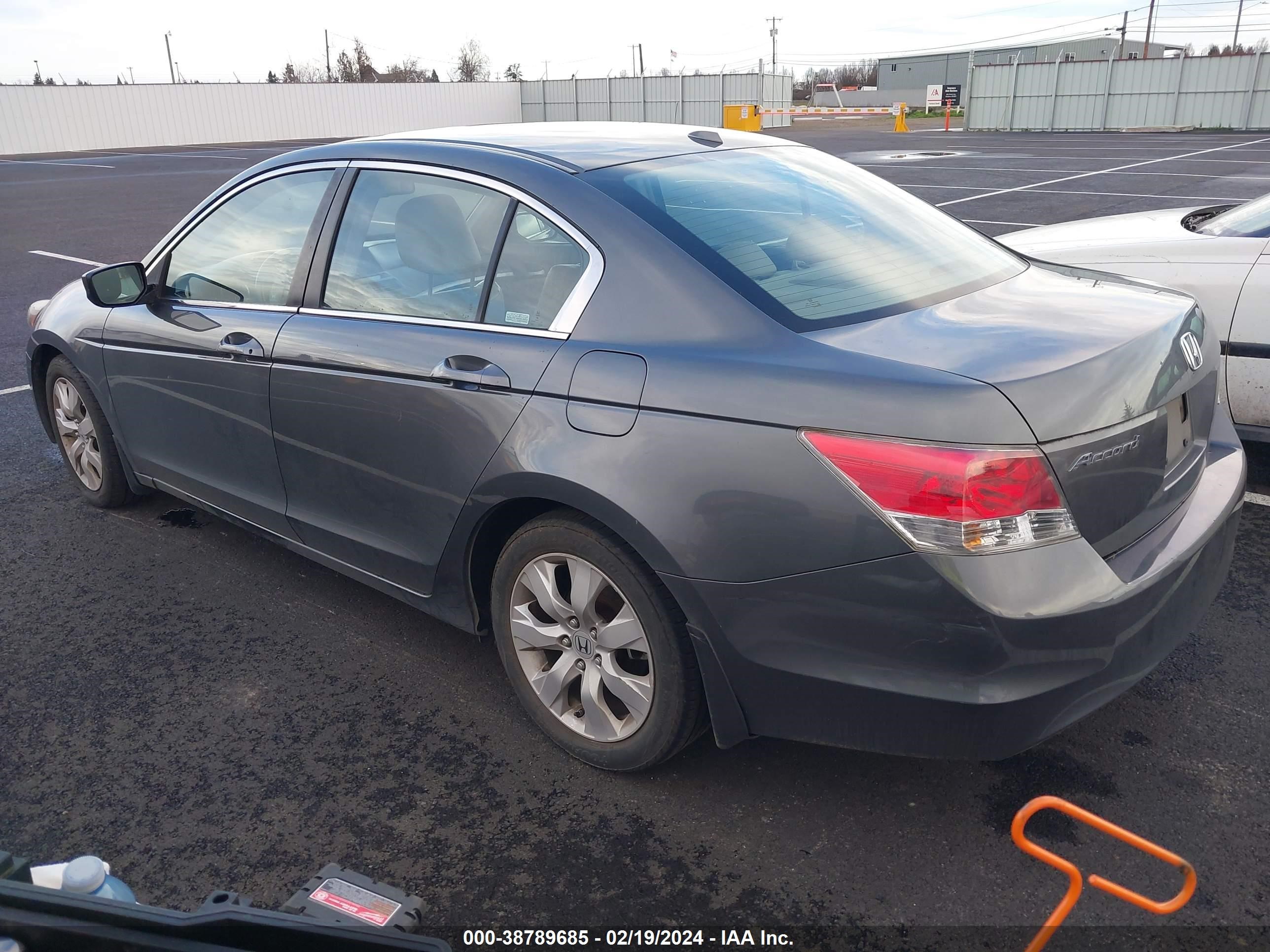 Photo 2 VIN: 1HGCP26899A110247 - HONDA ACCORD 