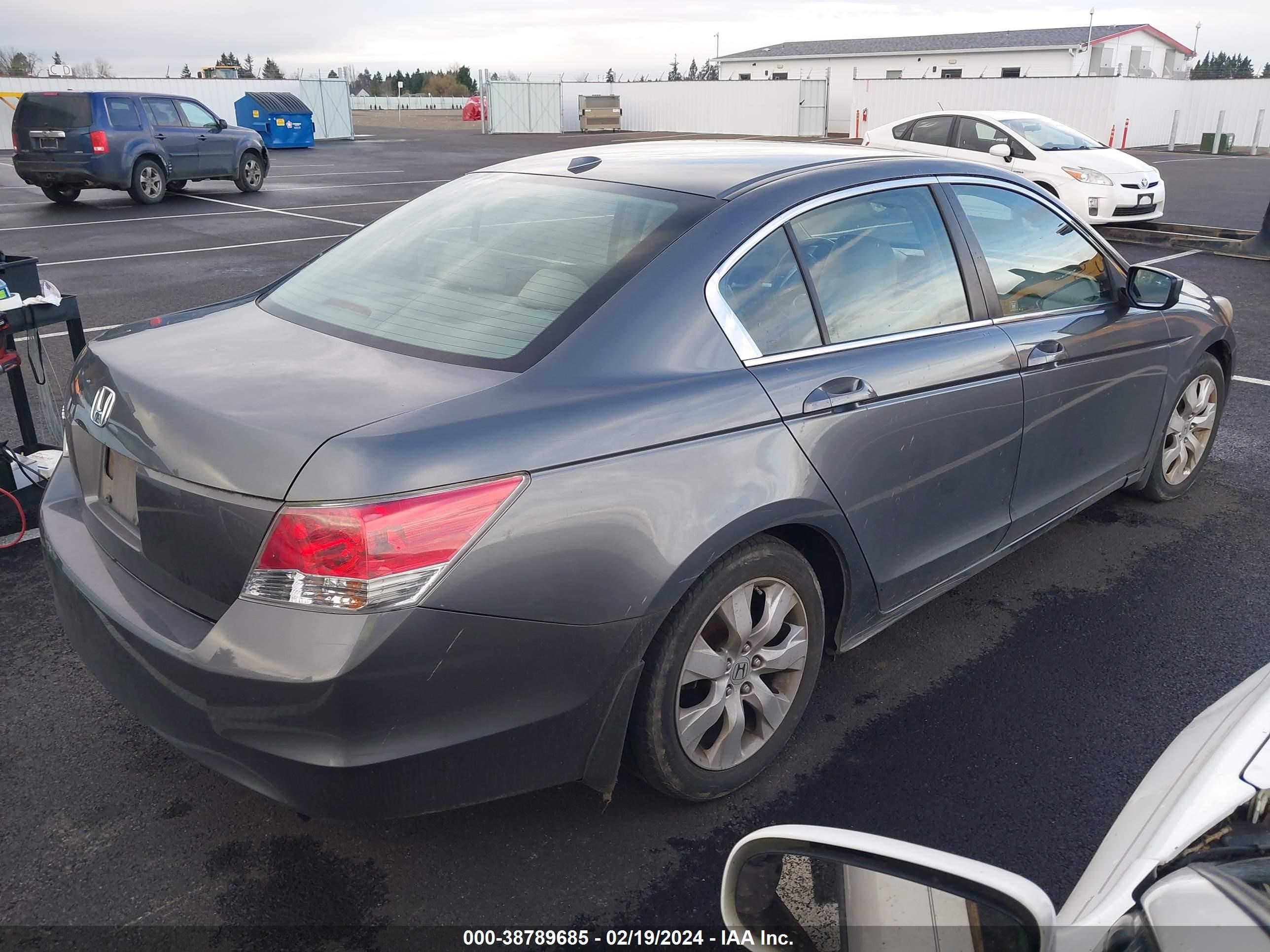 Photo 3 VIN: 1HGCP26899A110247 - HONDA ACCORD 