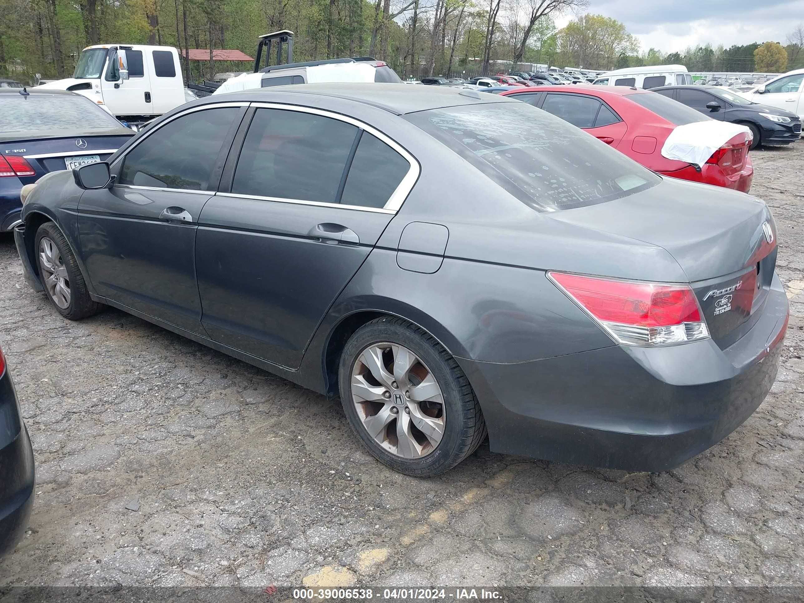 Photo 2 VIN: 1HGCP26899A134127 - HONDA ACCORD 