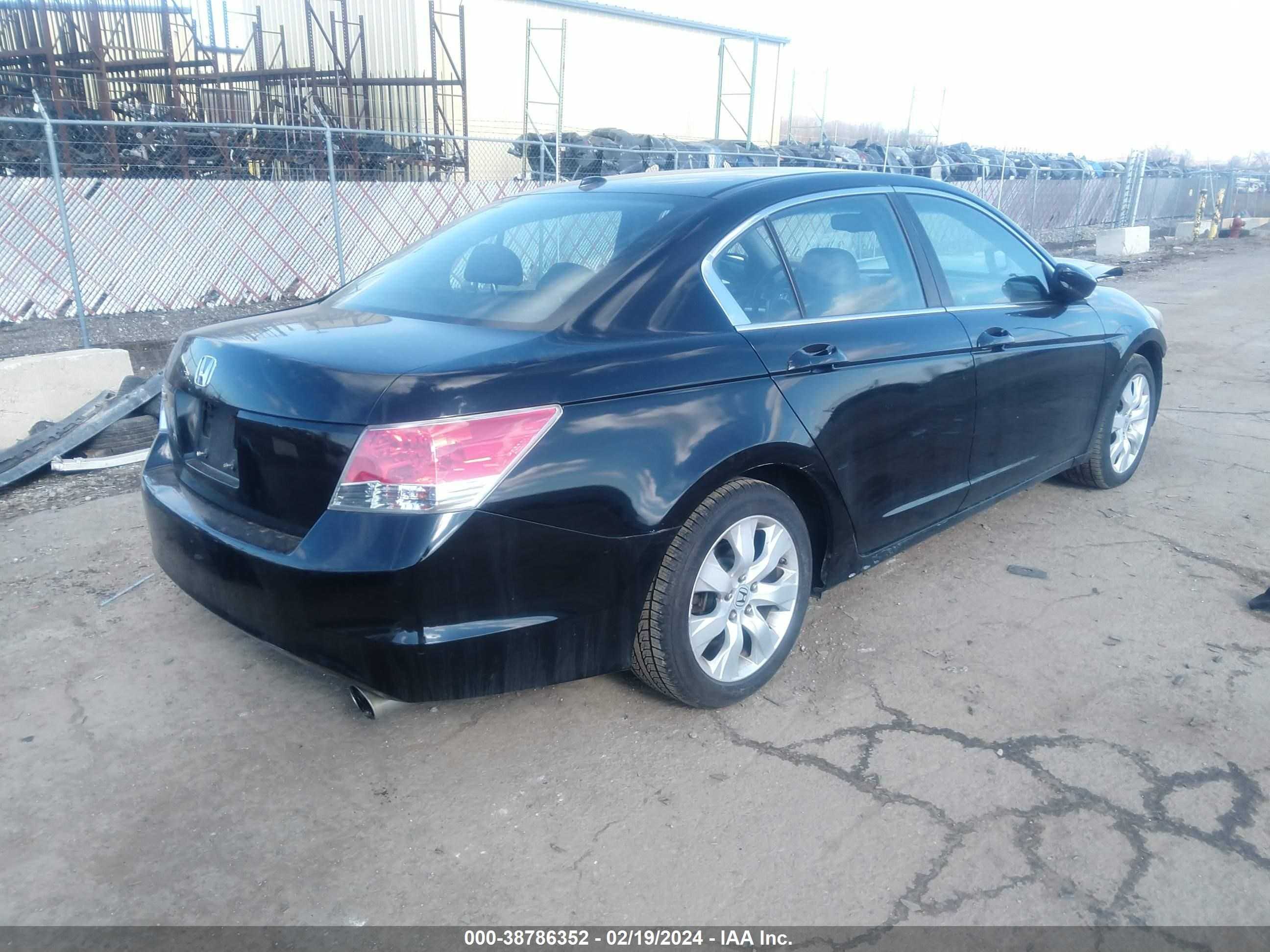 Photo 3 VIN: 1HGCP268X9A012408 - HONDA ACCORD 