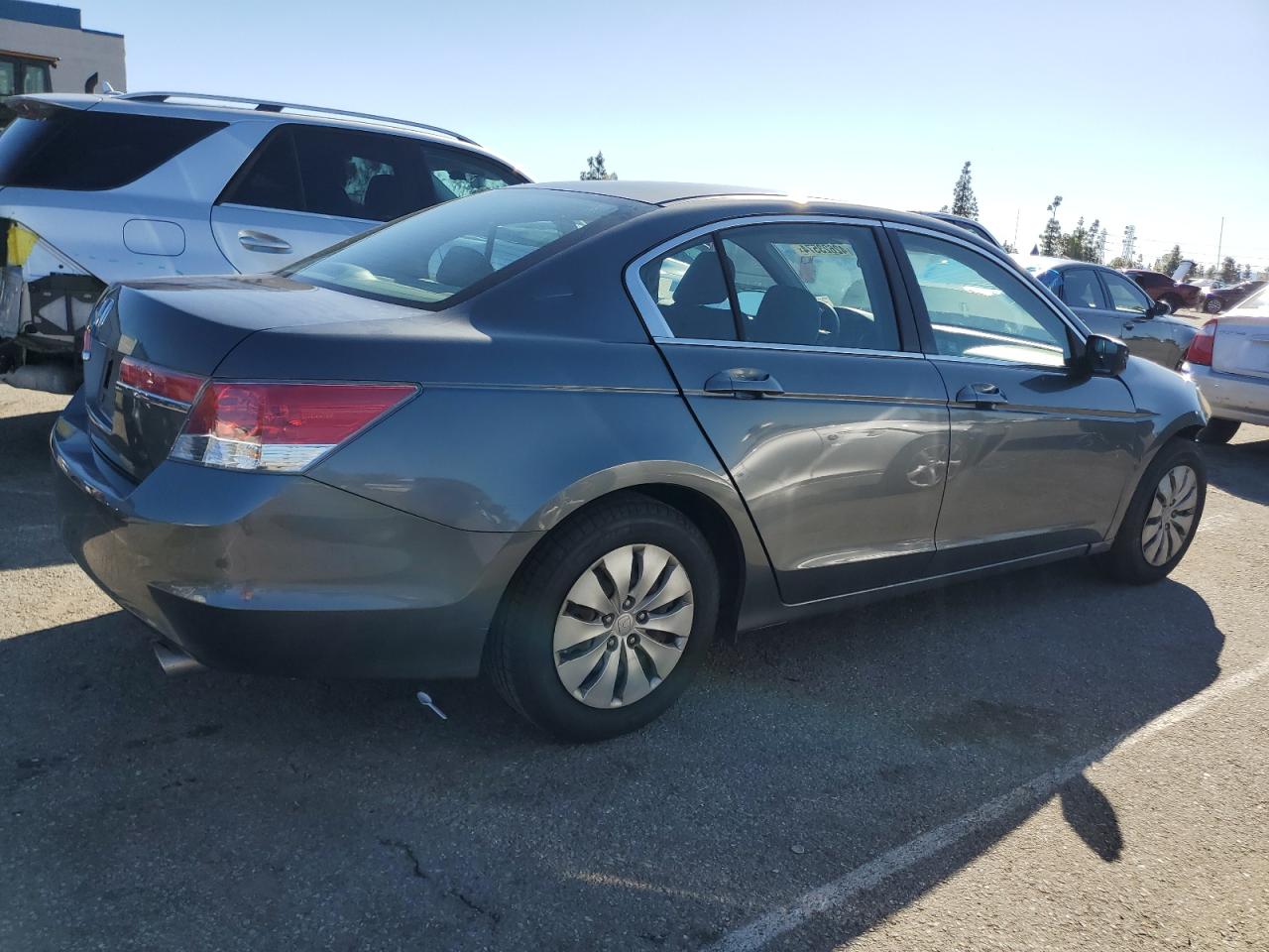 Photo 2 VIN: 1HGCP2E35BA120415 - HONDA ACCORD 