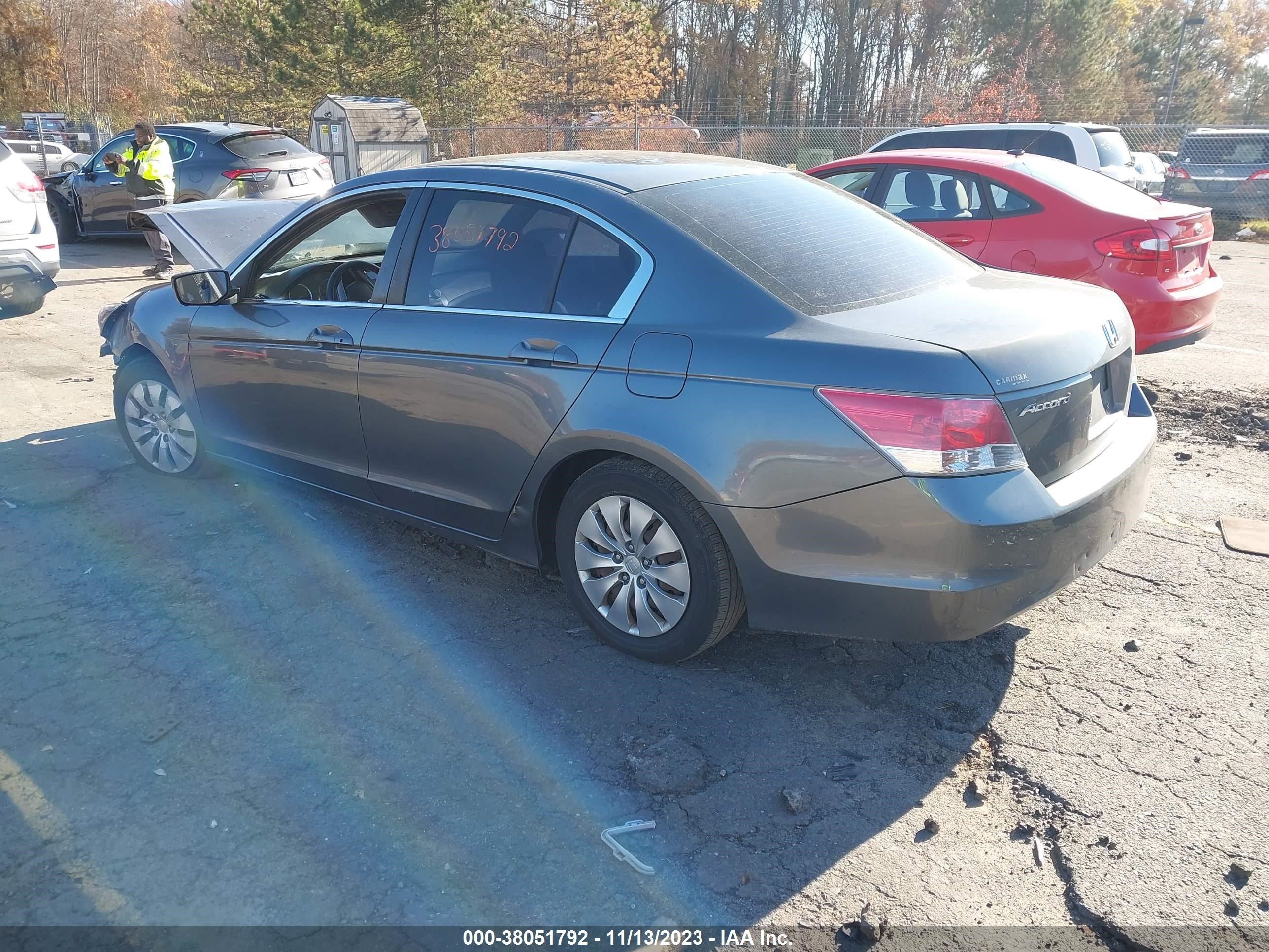 Photo 2 VIN: 1HGCP2F30AA067250 - HONDA ACCORD 