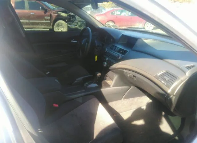 Photo 4 VIN: 1HGCP2F30AA177859 - HONDA ACCORD SDN 