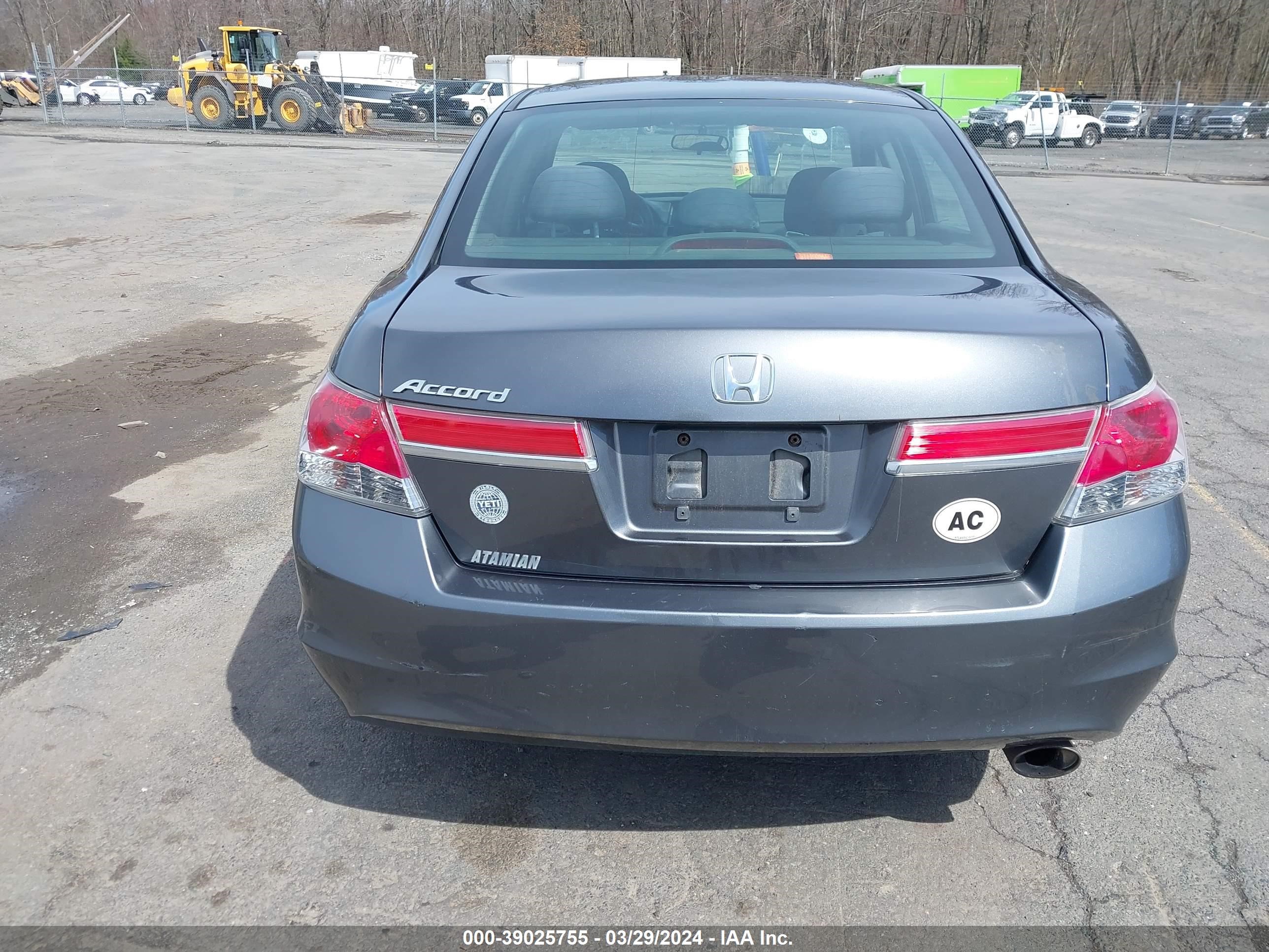 Photo 12 VIN: 1HGCP2F30BA054824 - HONDA ACCORD 