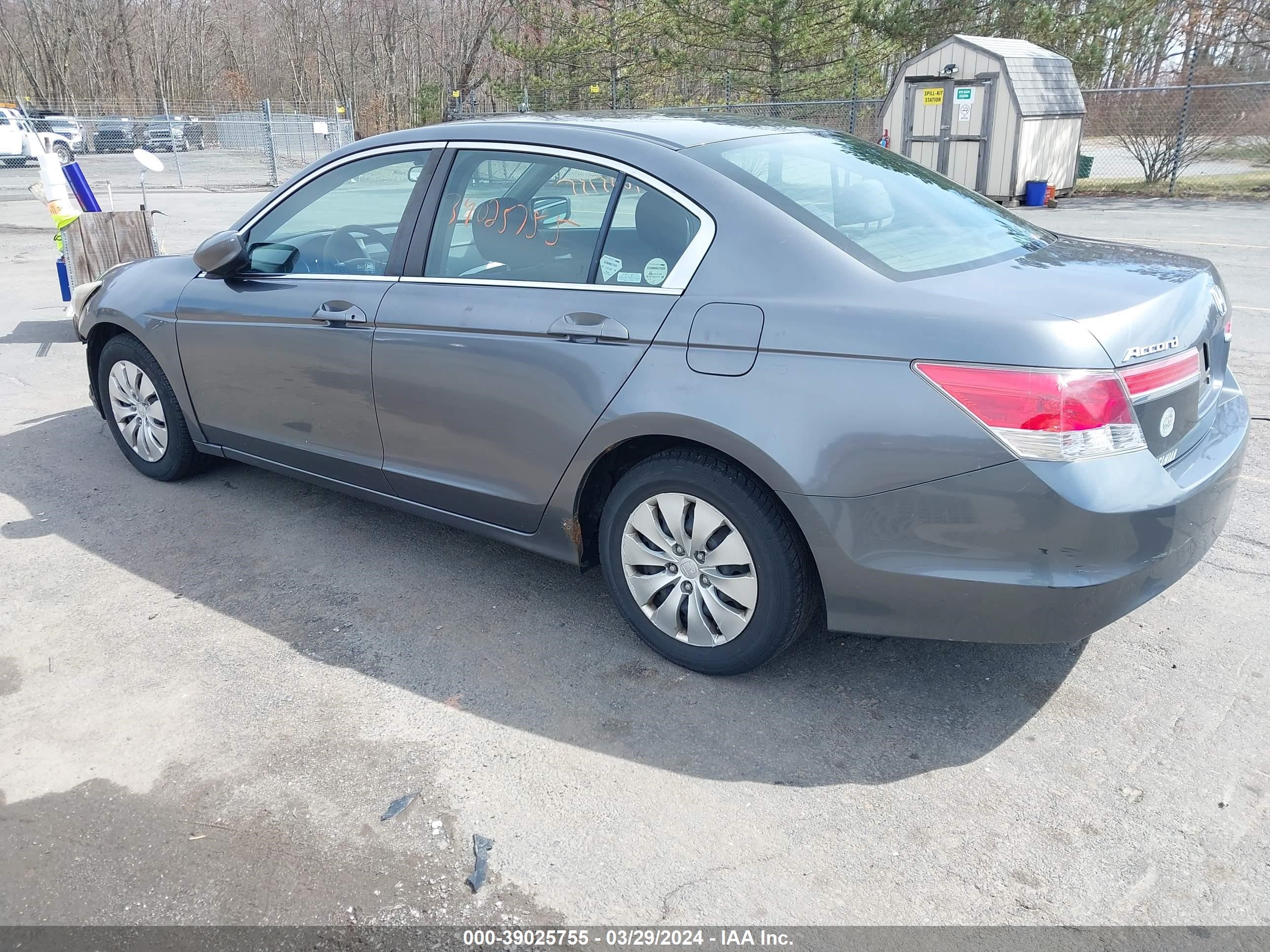 Photo 2 VIN: 1HGCP2F30BA054824 - HONDA ACCORD 