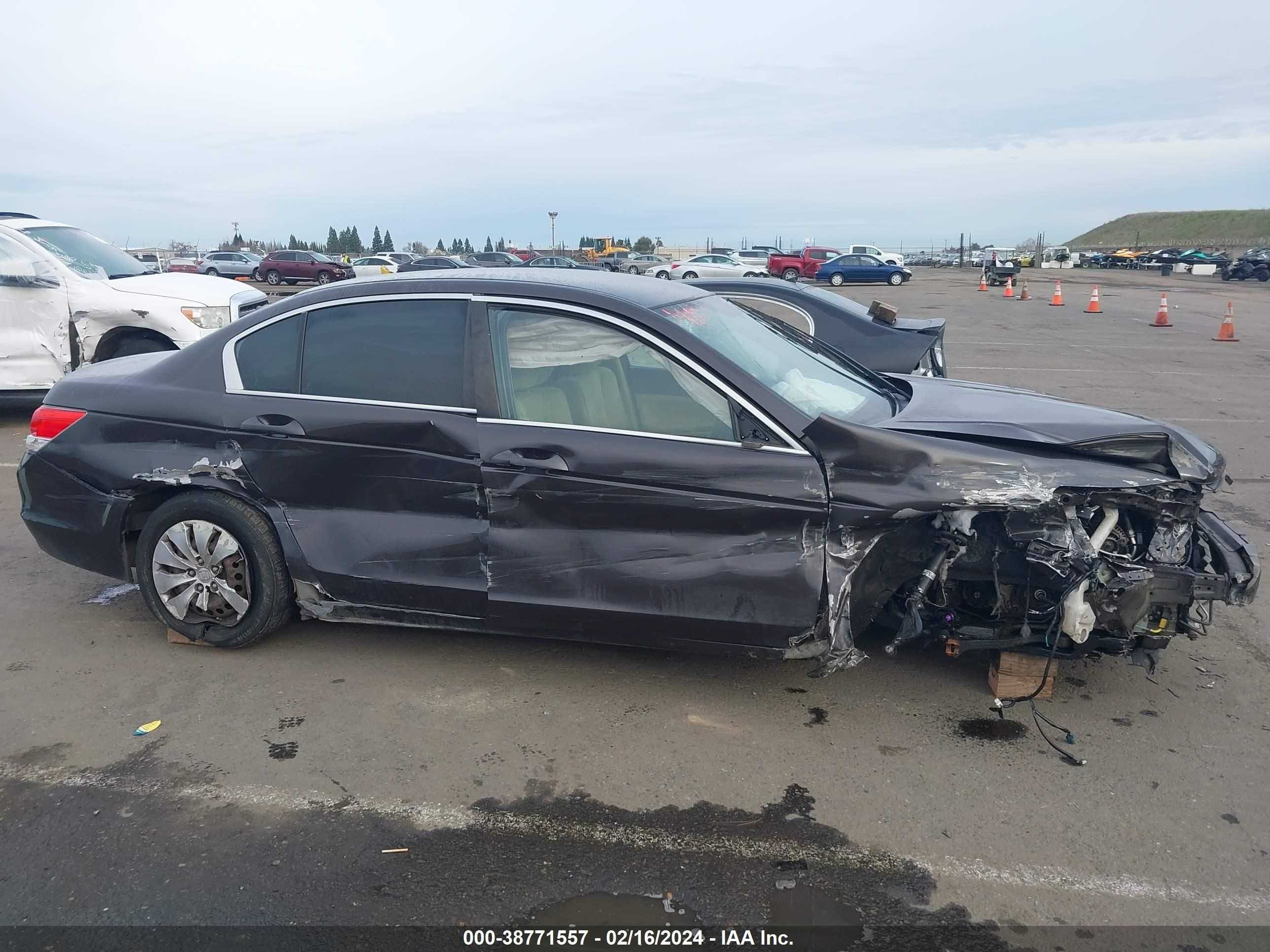 Photo 13 VIN: 1HGCP2F30BA097592 - HONDA ACCORD 