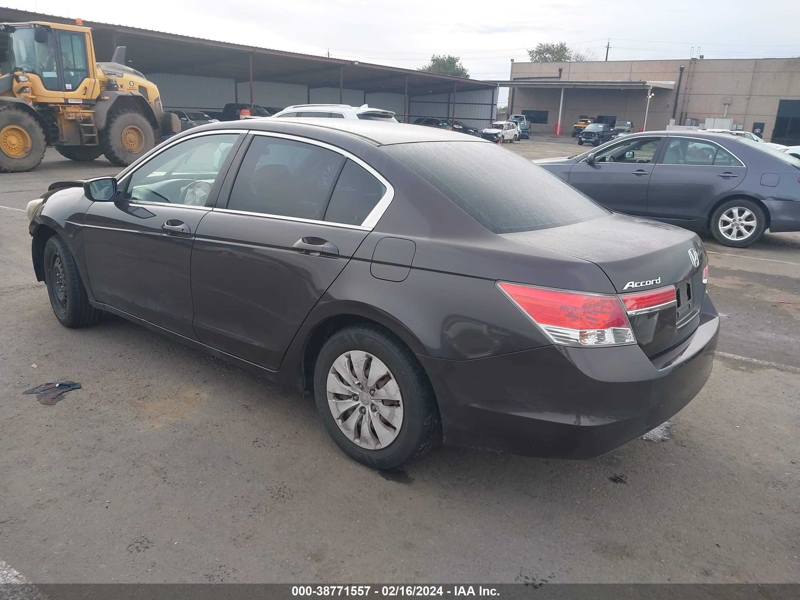 Photo 2 VIN: 1HGCP2F30BA097592 - HONDA ACCORD 