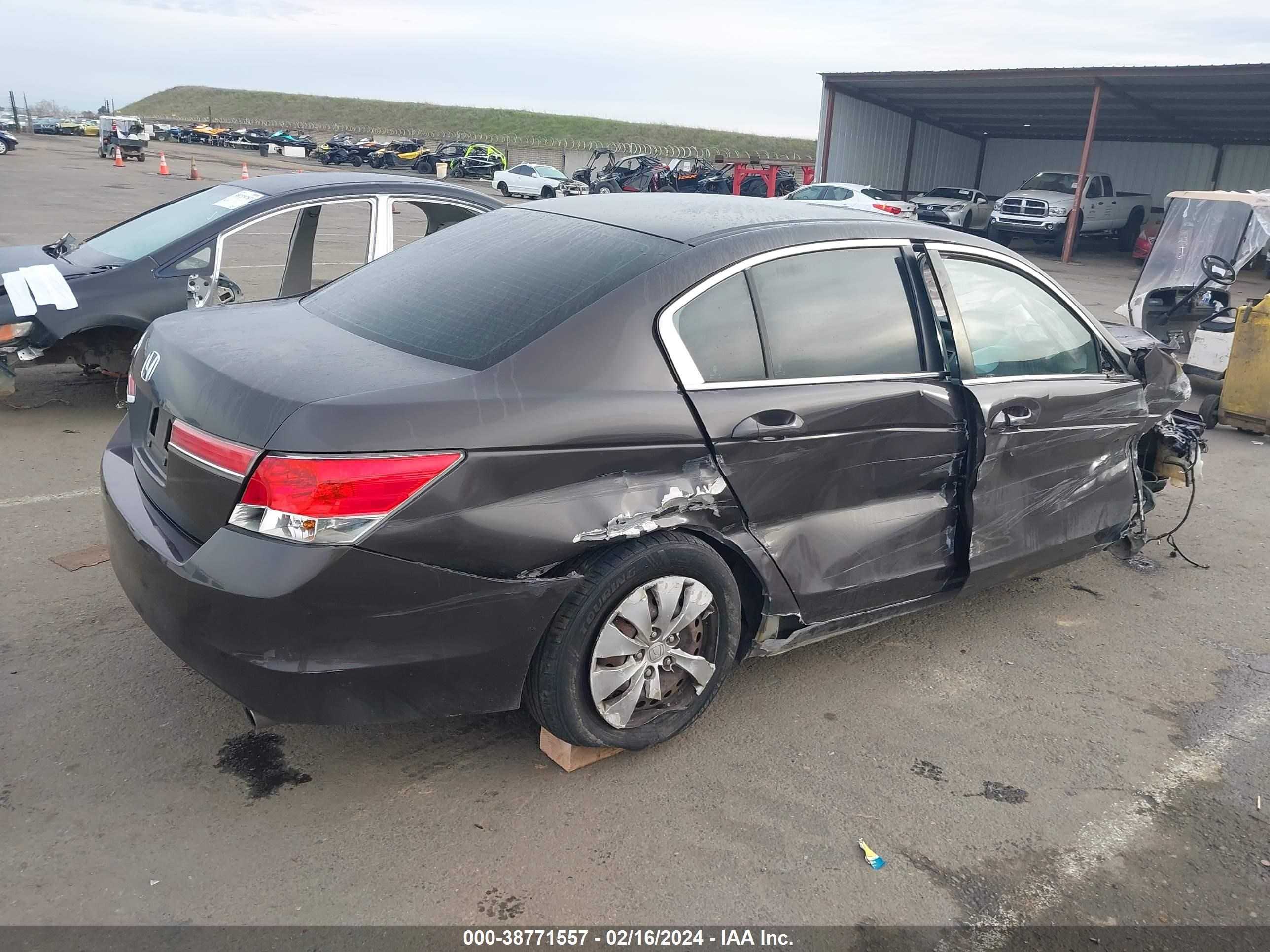 Photo 3 VIN: 1HGCP2F30BA097592 - HONDA ACCORD 