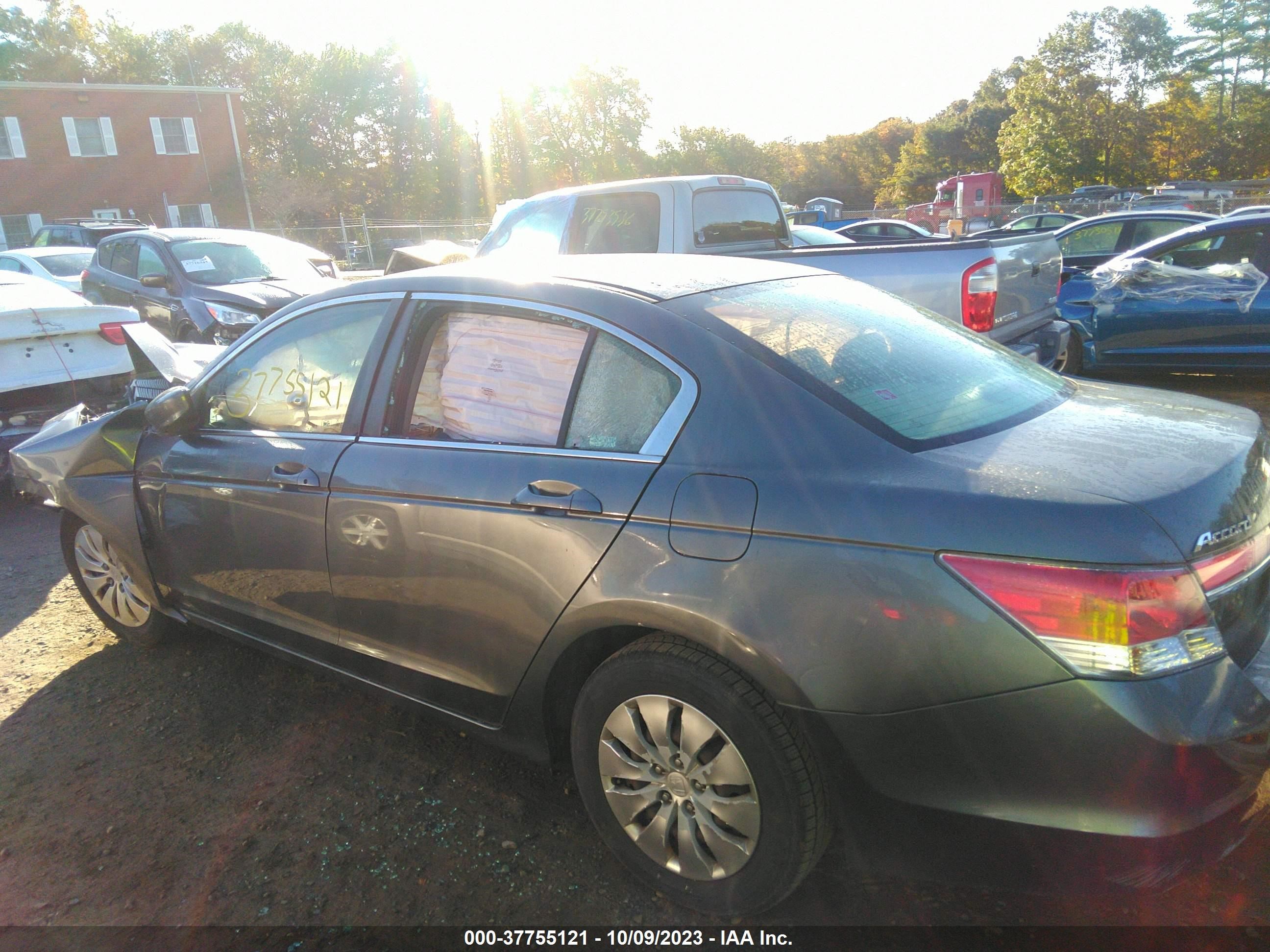 Photo 13 VIN: 1HGCP2F30BA116061 - HONDA ACCORD SDN 