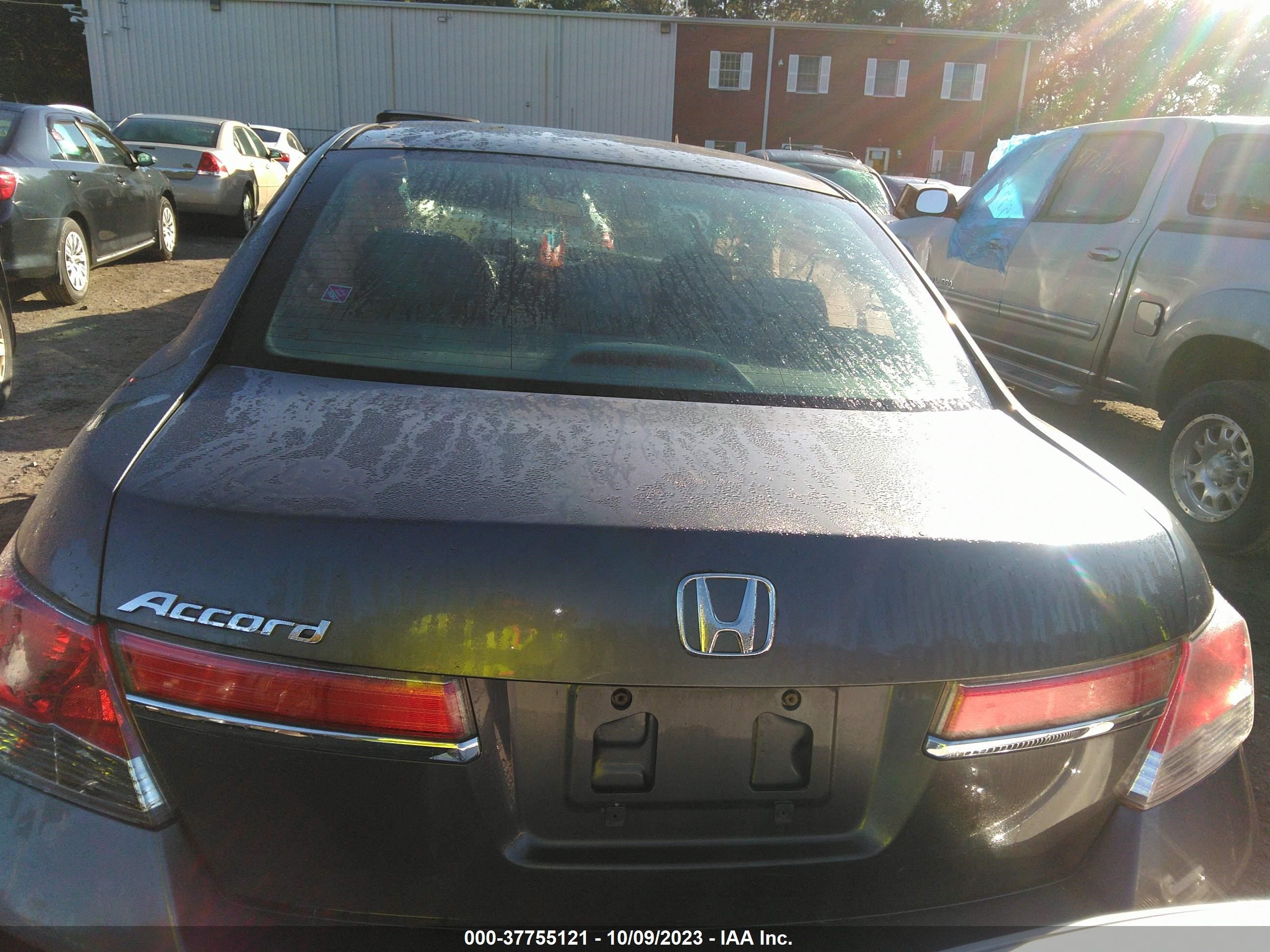 Photo 15 VIN: 1HGCP2F30BA116061 - HONDA ACCORD SDN 