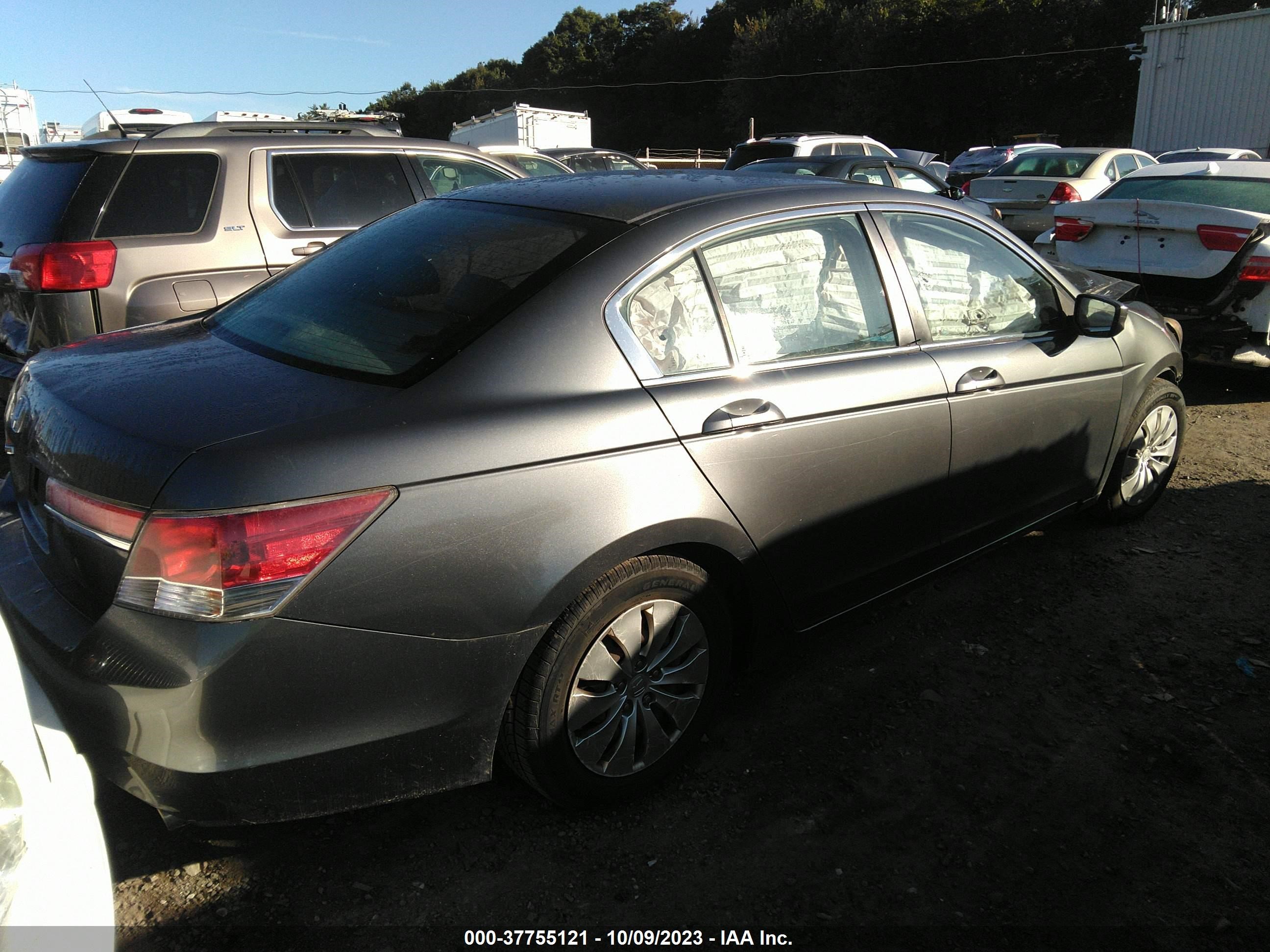 Photo 3 VIN: 1HGCP2F30BA116061 - HONDA ACCORD SDN 