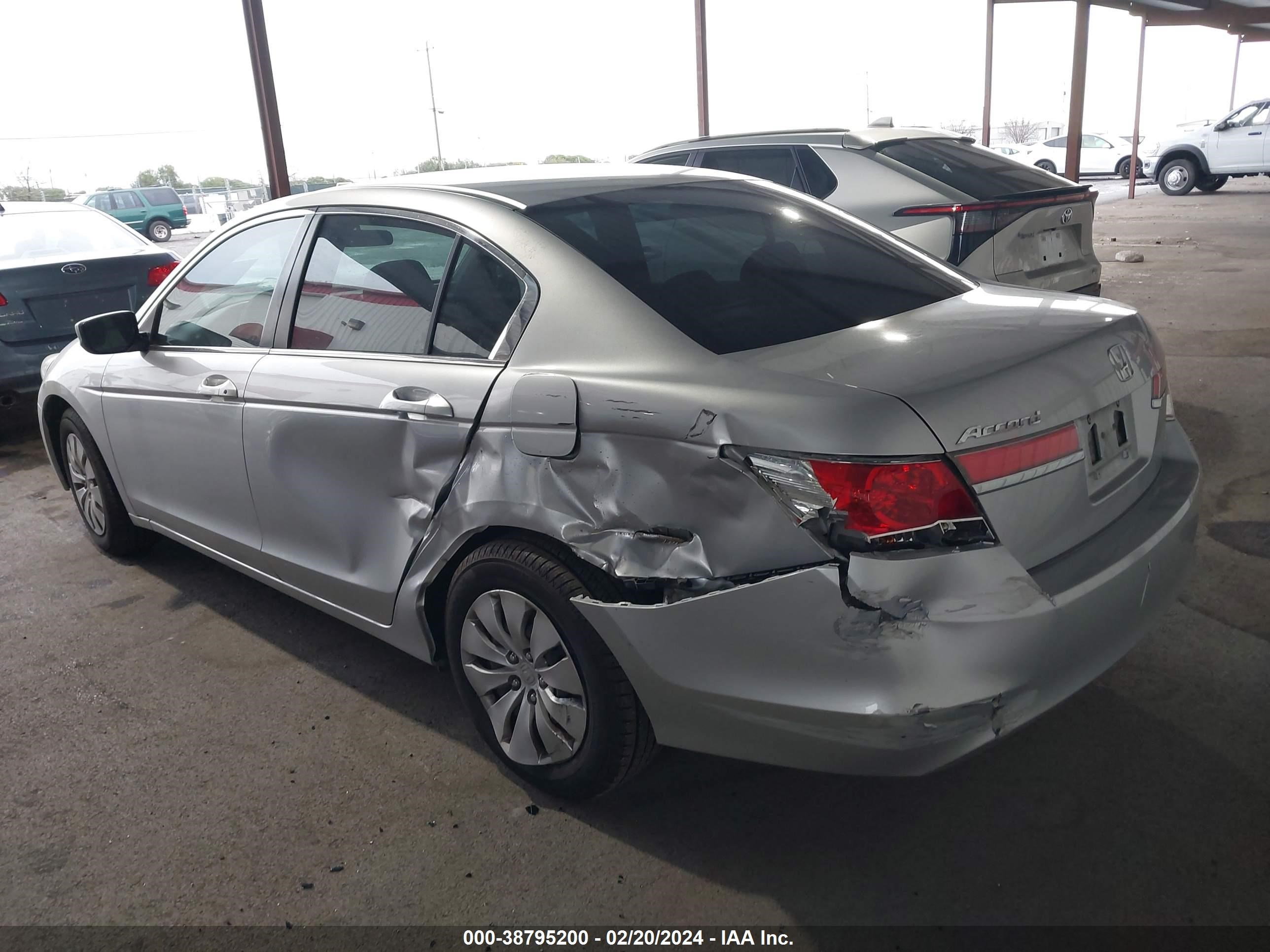 Photo 2 VIN: 1HGCP2F30BA157676 - HONDA ACCORD 